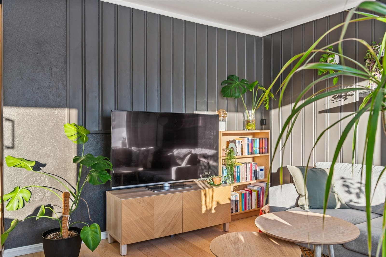 Stuedelen har god plass til sofagruppe og mediamøbler. Galleribilde