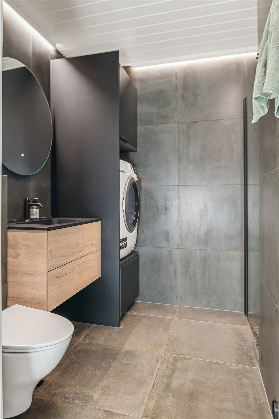 Stilrent og moderne bad som ble renovert i 2022, med opplegg for vaskemaskin. Galleribilde