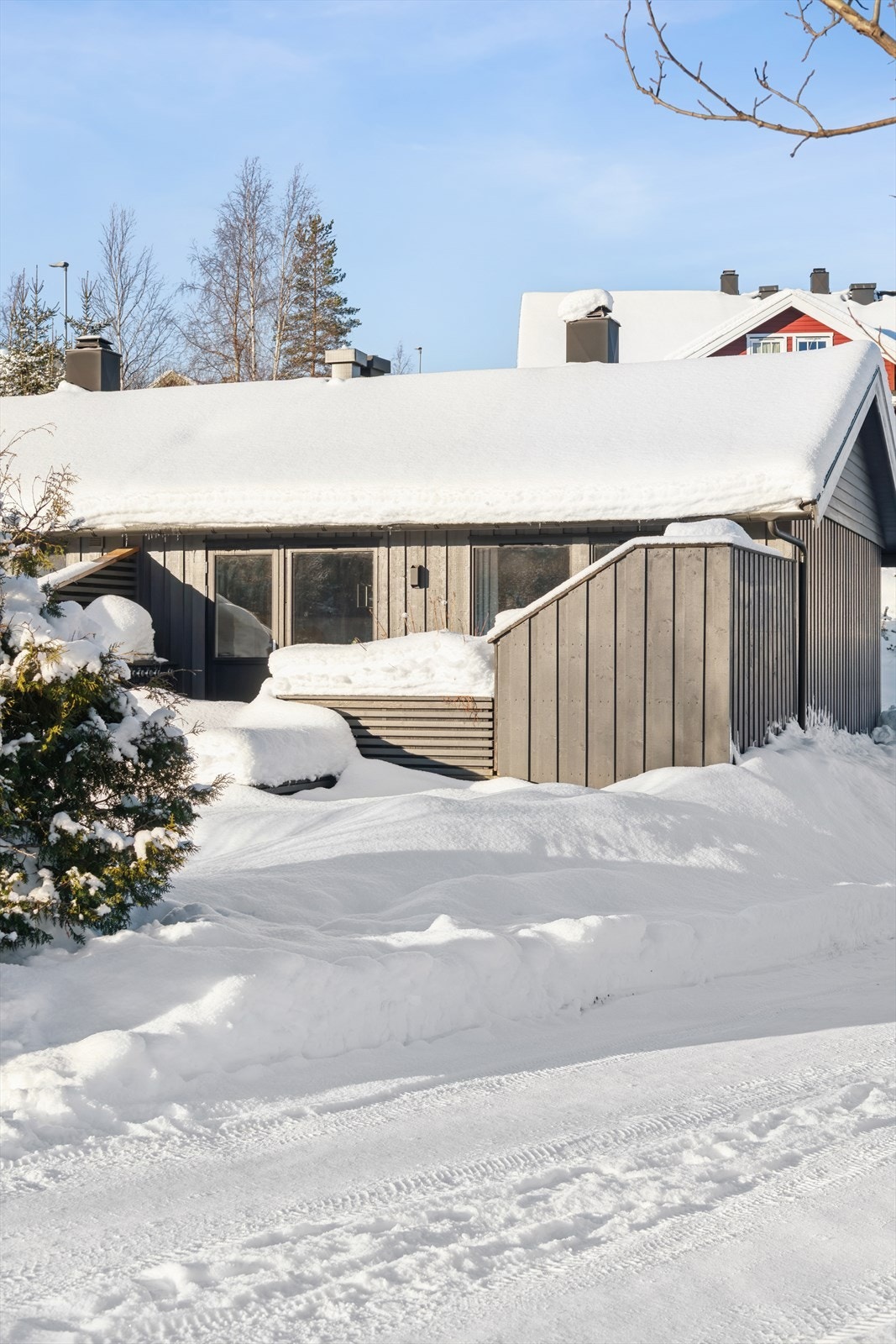 Felles, privat innkjørsel for flere boenheter. Parkering i felles carport på naboeiendom, der det også er bod. Galleribilde