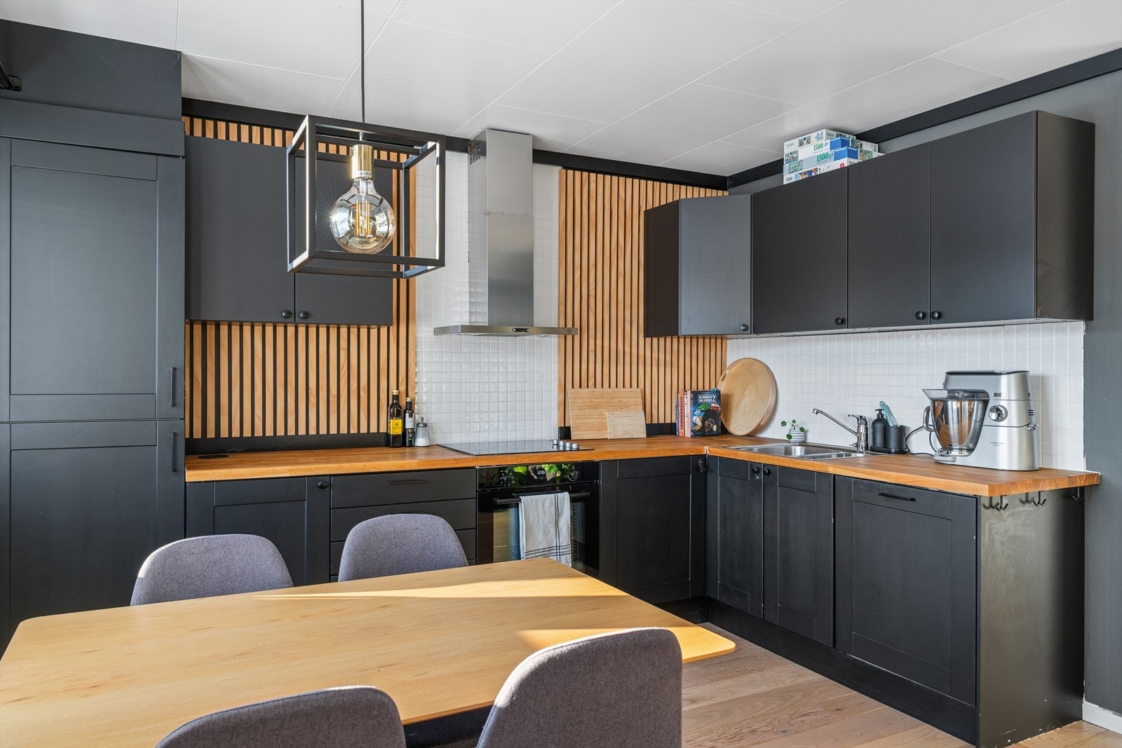 Legg merke til spileveggen! Kjøkkenet er utstyrt med integrert platetopp, stekeovn, oppvaskmaskin og kombinert kjøl/frys. Galleribilde