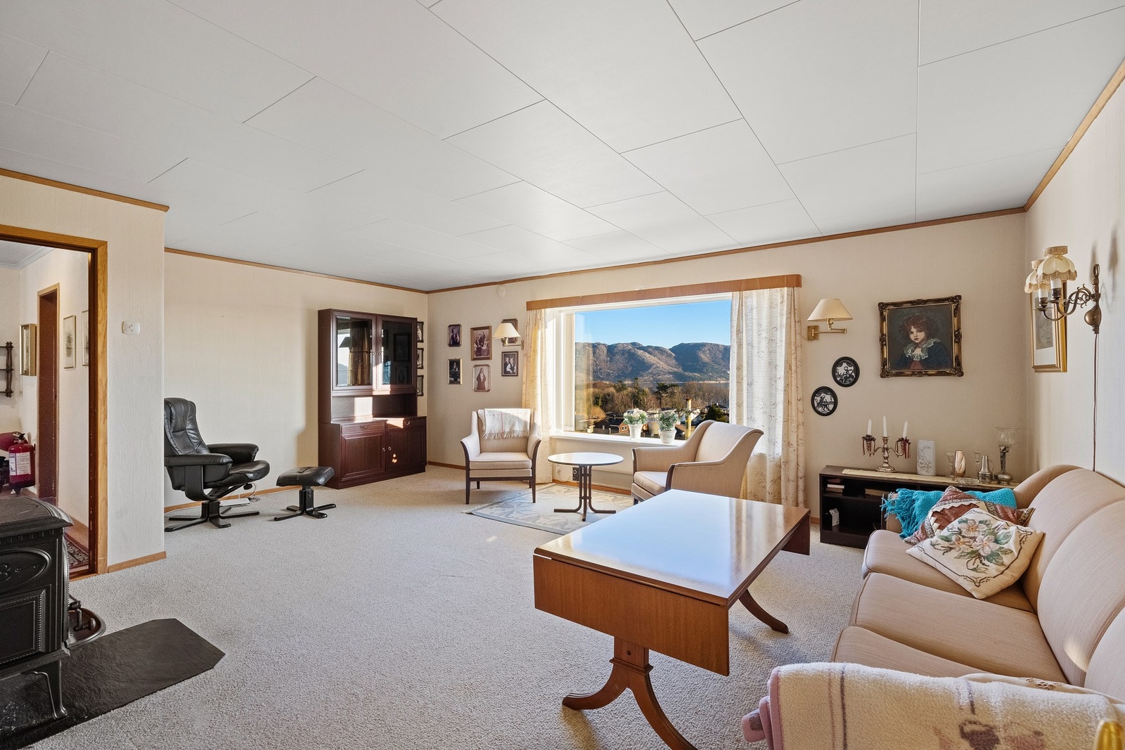 Stuen er romslig, med gode flater og tydelig potensial for å sette sitt eget preg Galleribilde