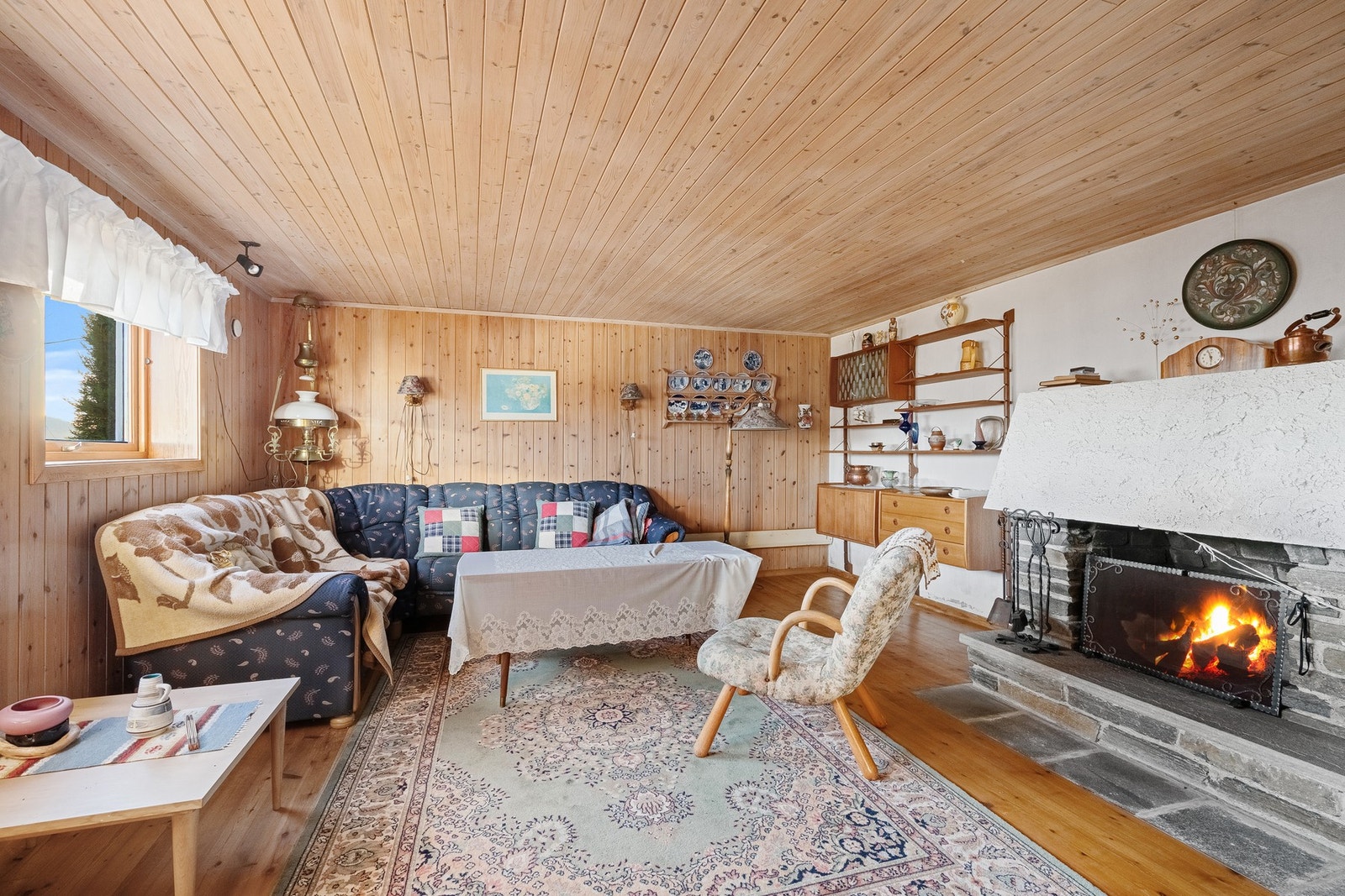 Kjellerstuen med peis gir et varmt og innbydende rom. Galleribilde