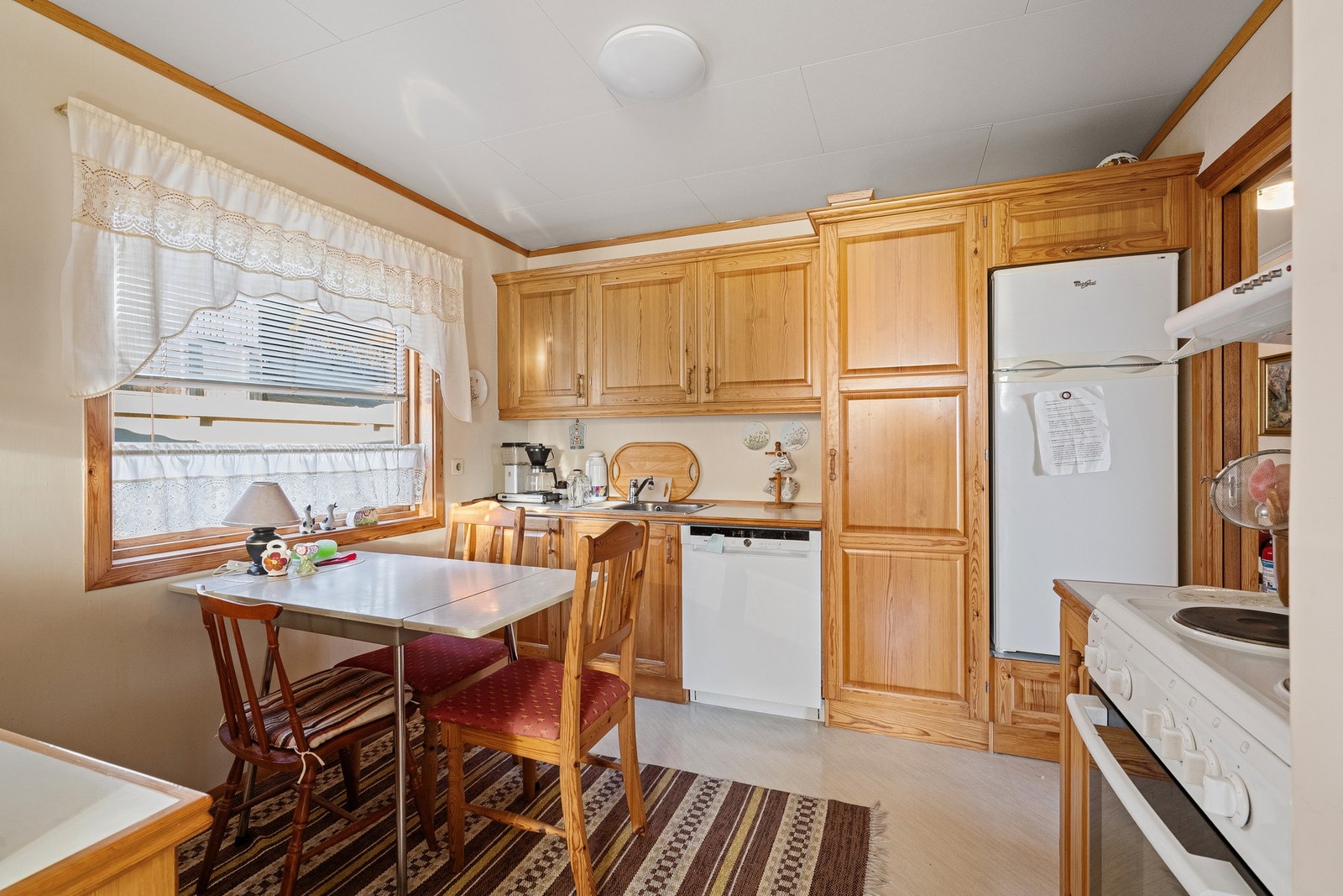 Kjøkken med klassisk preg og god plass til alt du trenger. Galleribilde