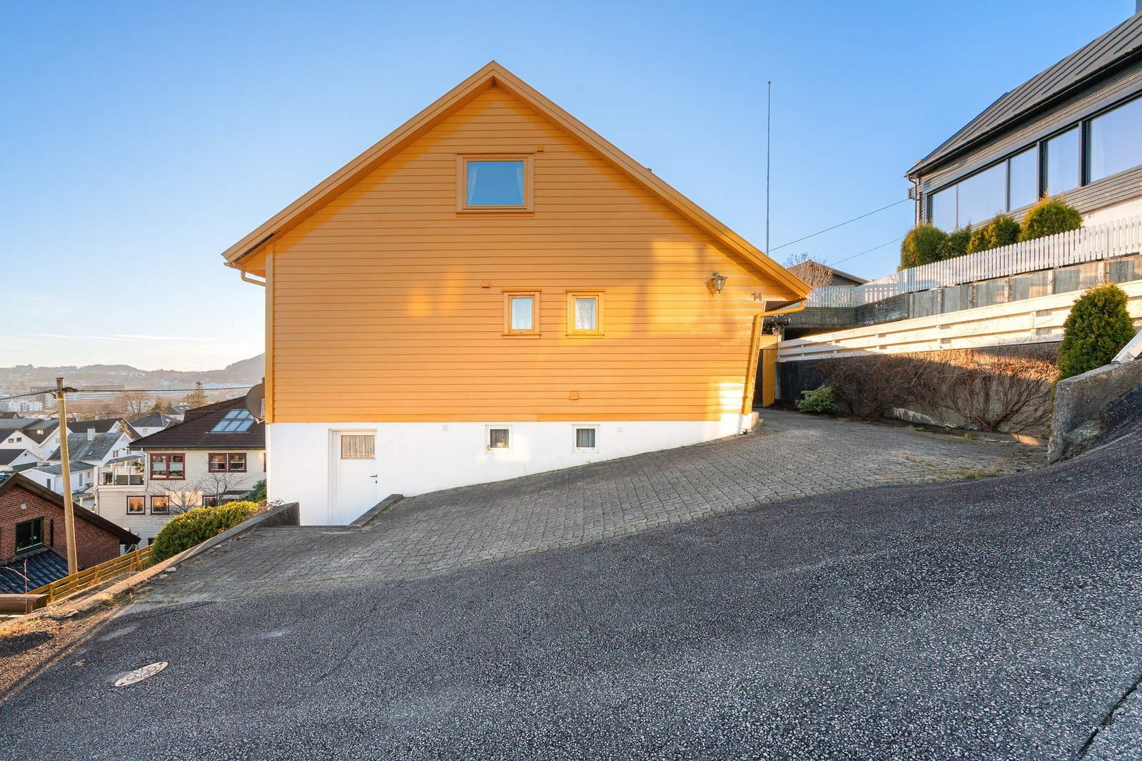 Biloppstillingsplasser og direkte adkomst til kjelleren. Galleribilde