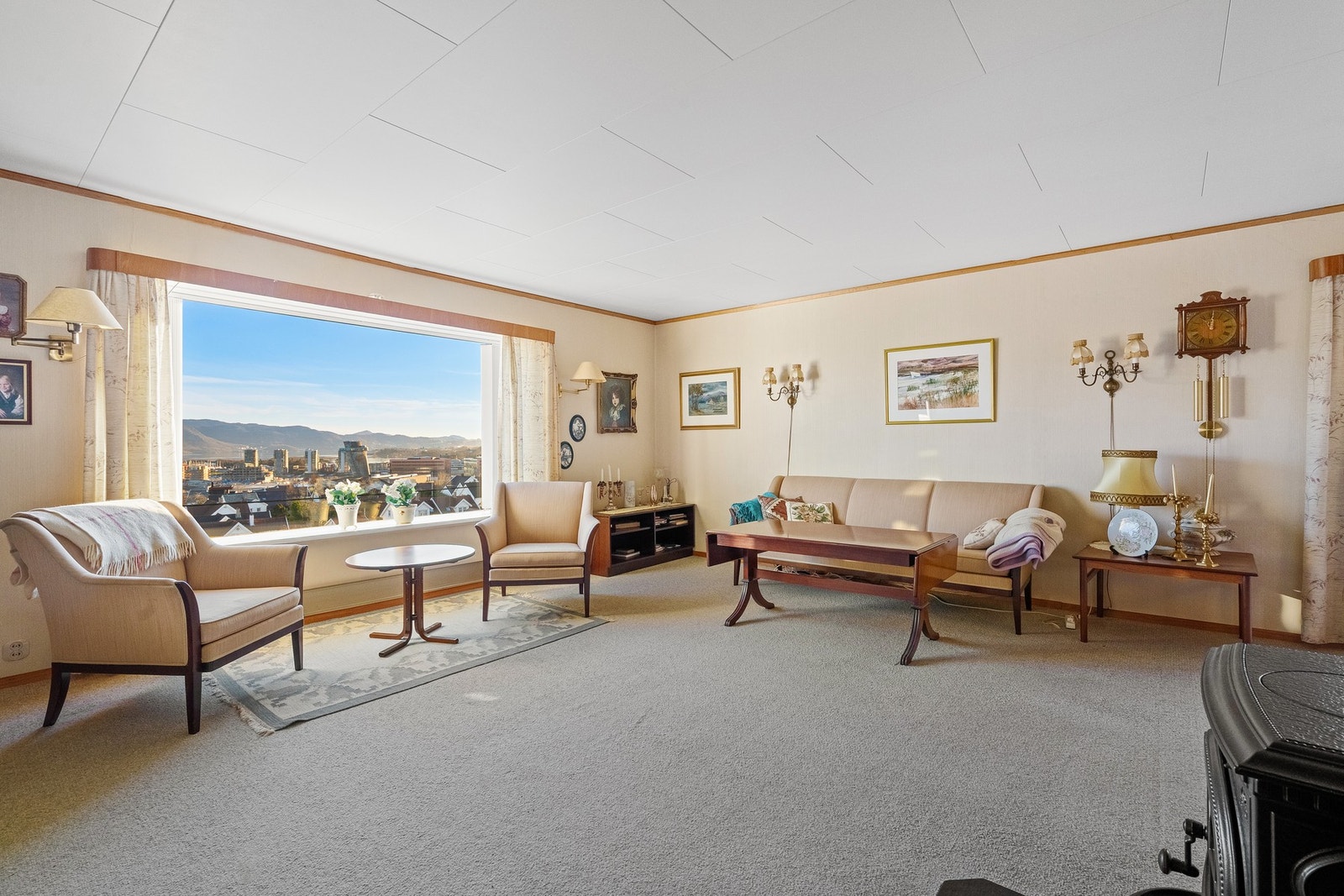 Klassisk interiør med en fantastisk utsikt over Gandsfjorden. Galleribilde