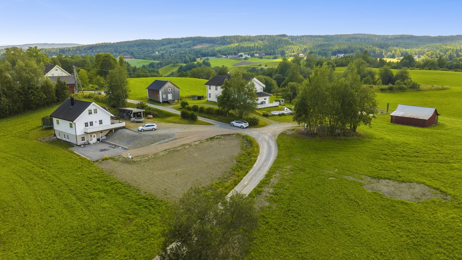 Tun bestående av Hovedhus, kårbolig og stabbur Galleribilde