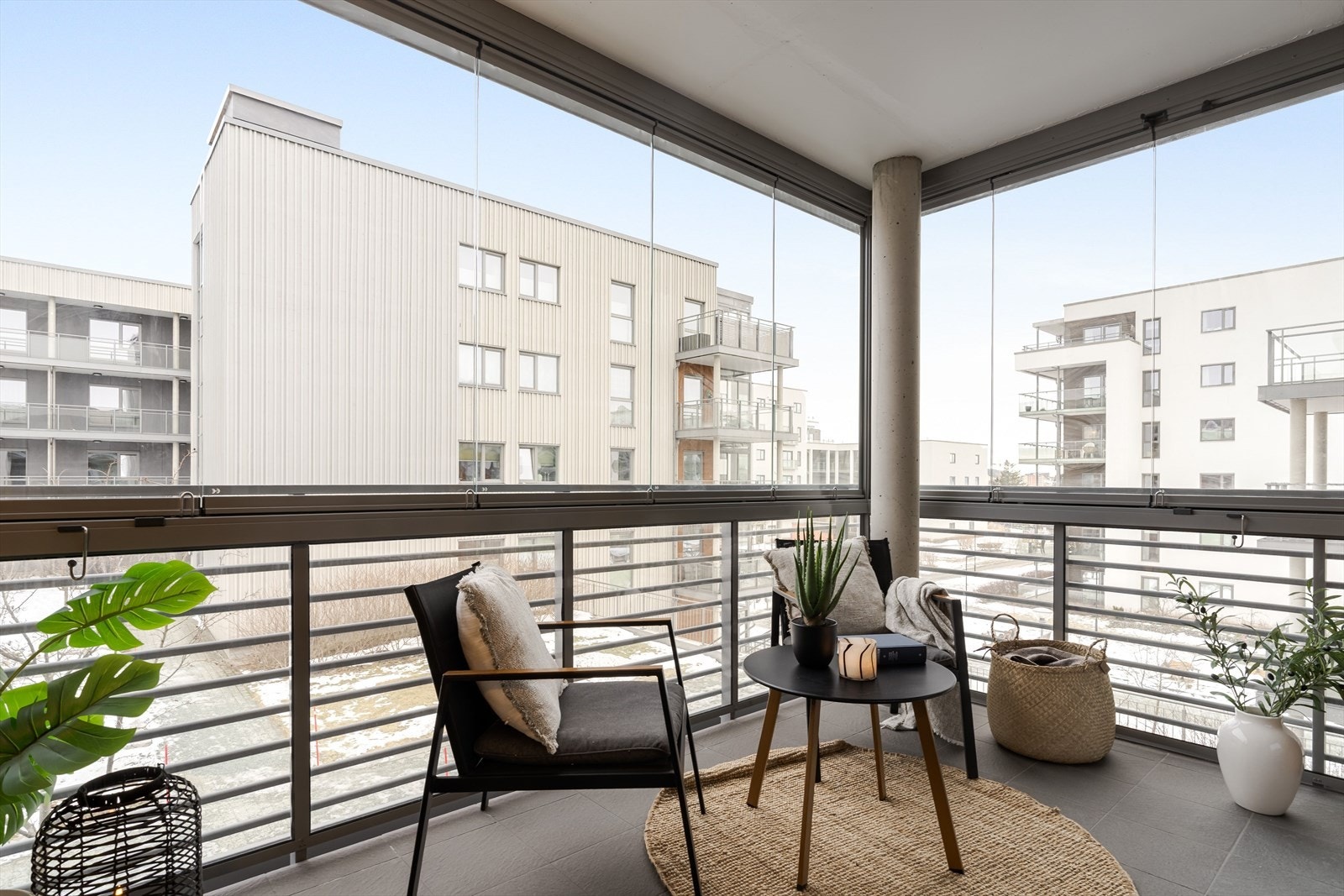 Allsidig innglasset balkong, perfekt for både hyggelige måltider og avslapning utendørs. Det er mulighet for bruk av terrassen både sommer og vinter da det er mulig å koble til en varmelampe via stikkontakt. Galleribilde