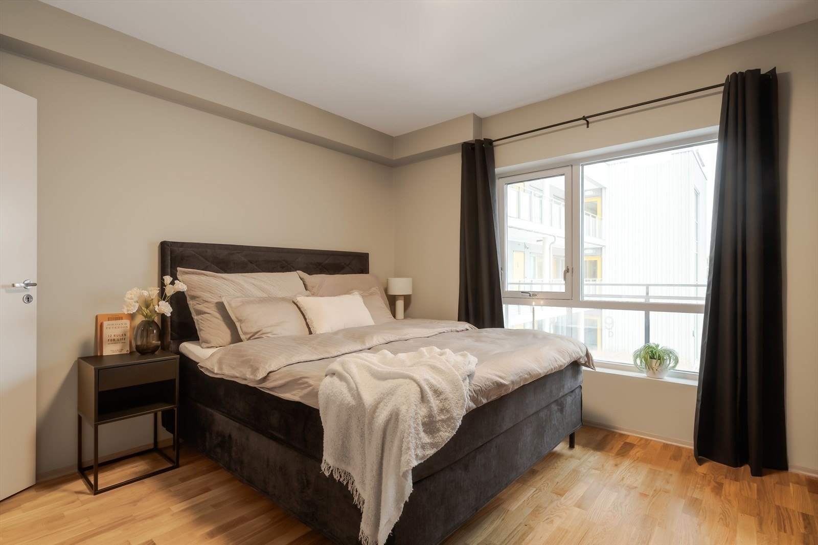 Soverommet er på romslige 14 kvm. Soverommet er vendt ut mot stille og rolige omgivelser. Galleribilde