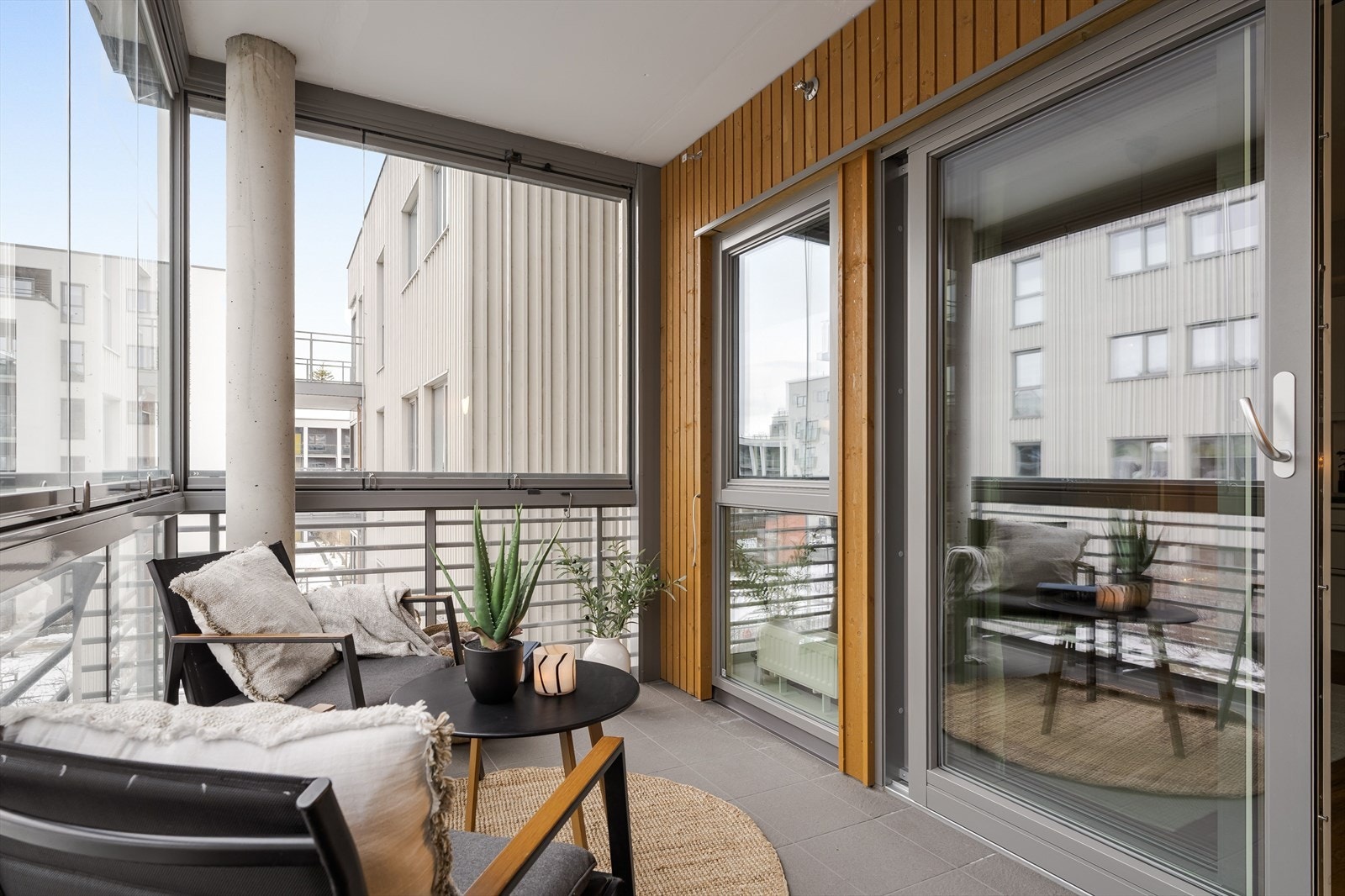 Nyt solrike dager på terrassen med ideell sørvestvendt beliggenhet. Galleribilde