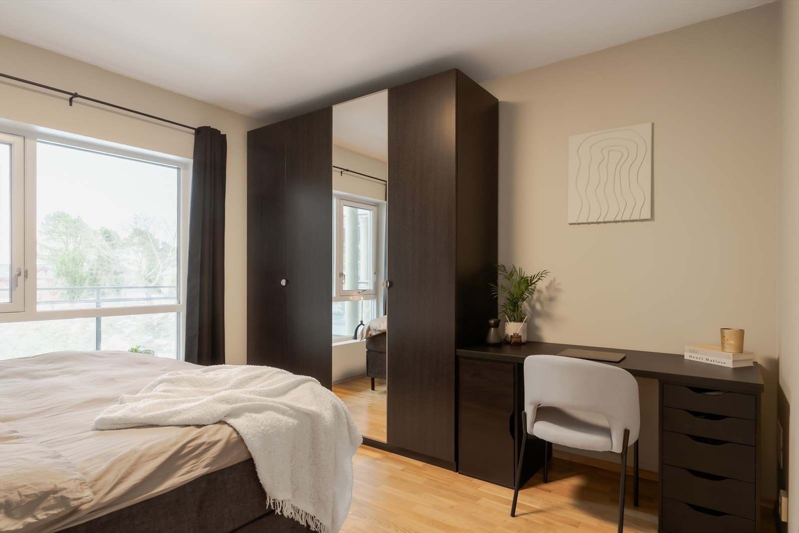 Det er god plass til dobbeltseng, samt det er innredet med garderobe og kontorløsning. Galleribilde