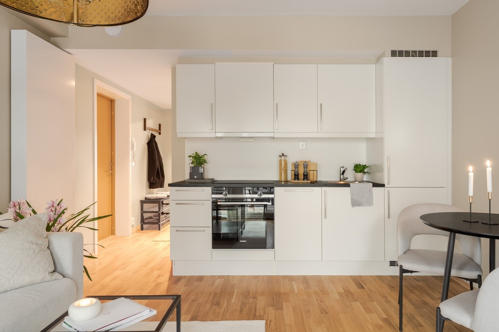 Hjemmets kjøkken er levert av kvalitetsleverandøren HTH og har integrerte hvitevarer, inkludert platetopp, oppvaskmaskin, stekeovn, kjøleskap og fryseskap. Galleribilde