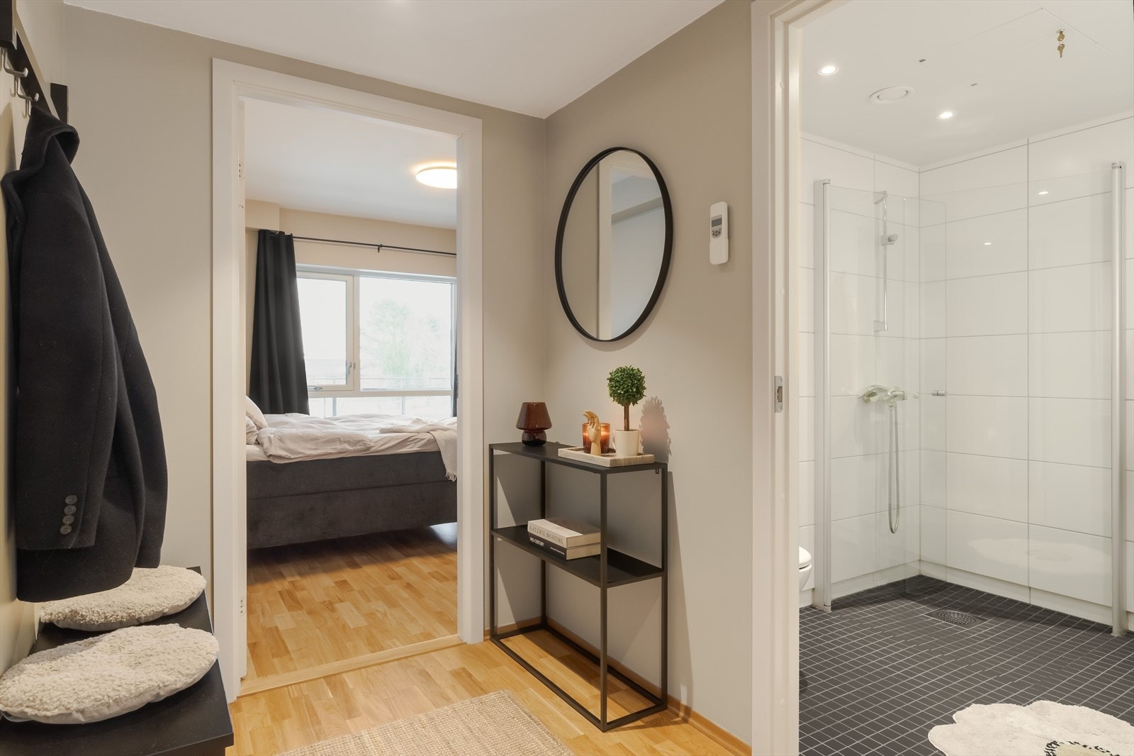 Det lyse inngangspartiet gir en god velkomst, med smarte løsninger som vegghengte knagger for yttertøy og oppbevaringsmuligheter for sko. Galleribilde