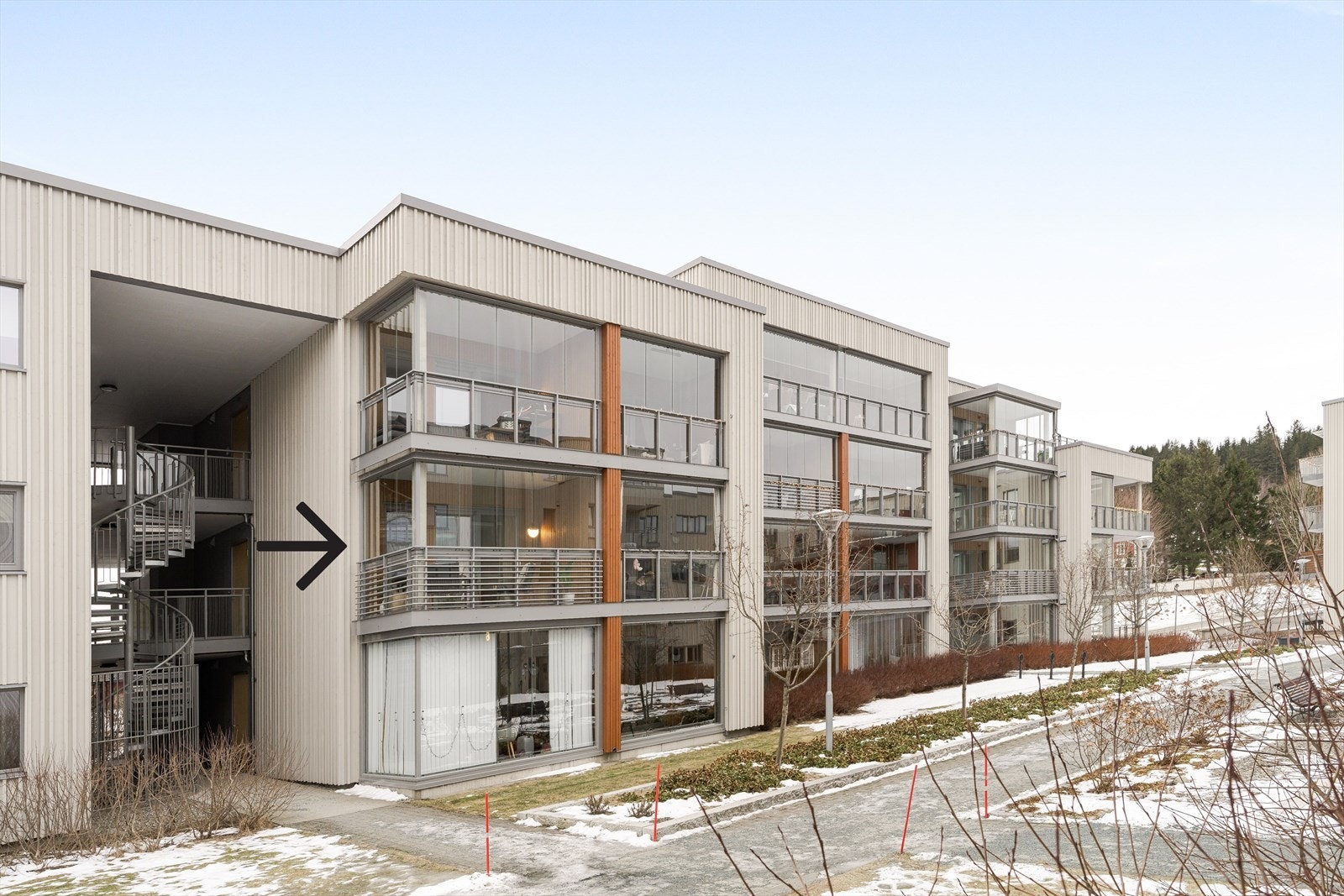 Leiligheten ligger i et fredfullt og attraktivt område i Strinda hageby. Her bor du tilbaketrukket til, samtidig som det er kort vei til alt man trenger. Galleribilde