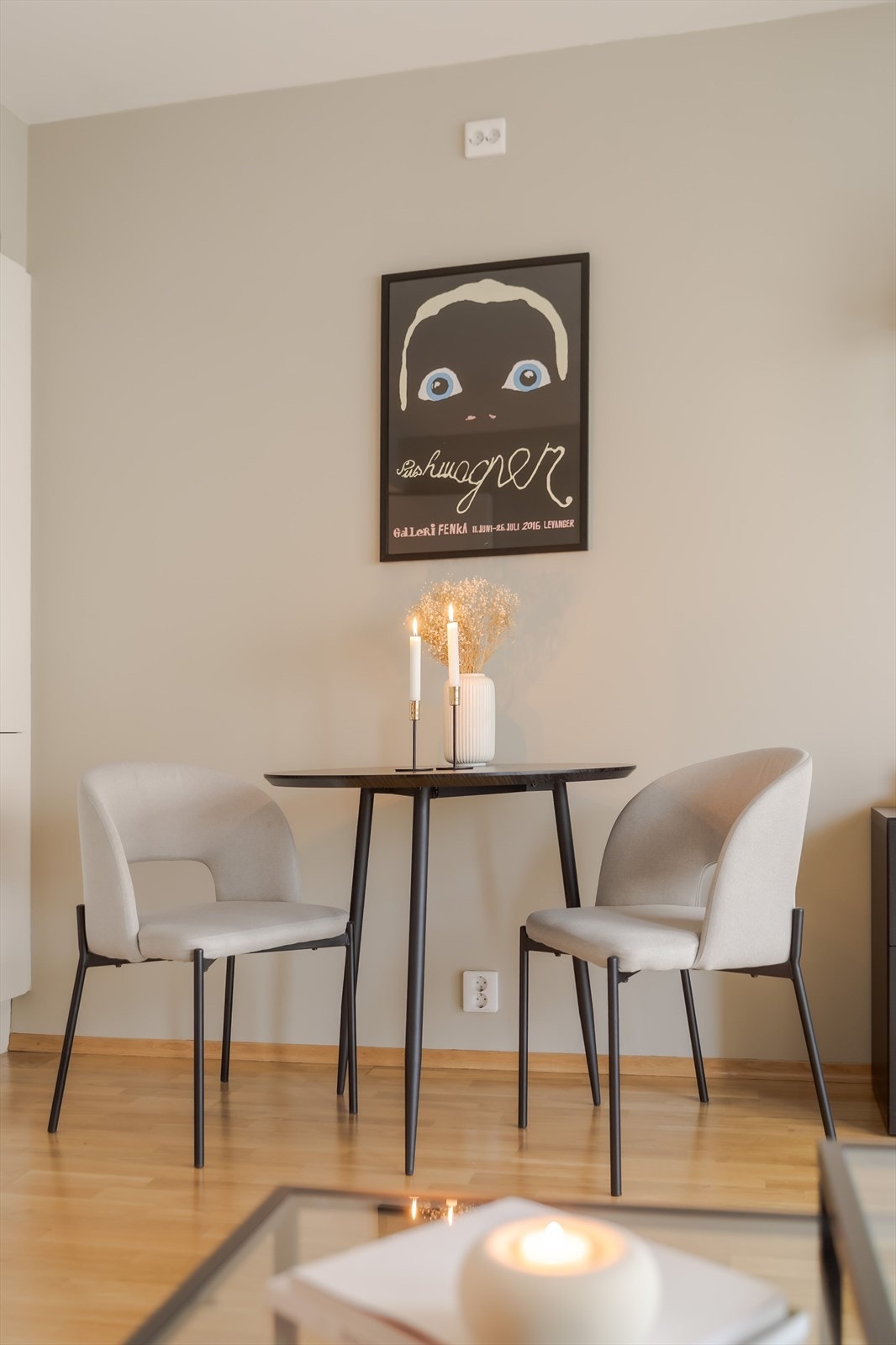 På stuen har man plass til sofaløsning og spisebord. Galleribilde