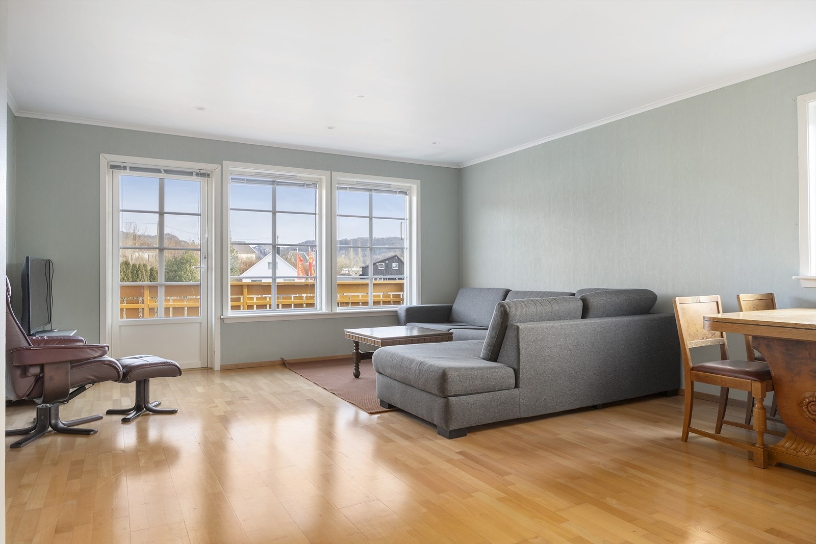 Lys og trivelig stue med utgang til balkong. Galleribilde