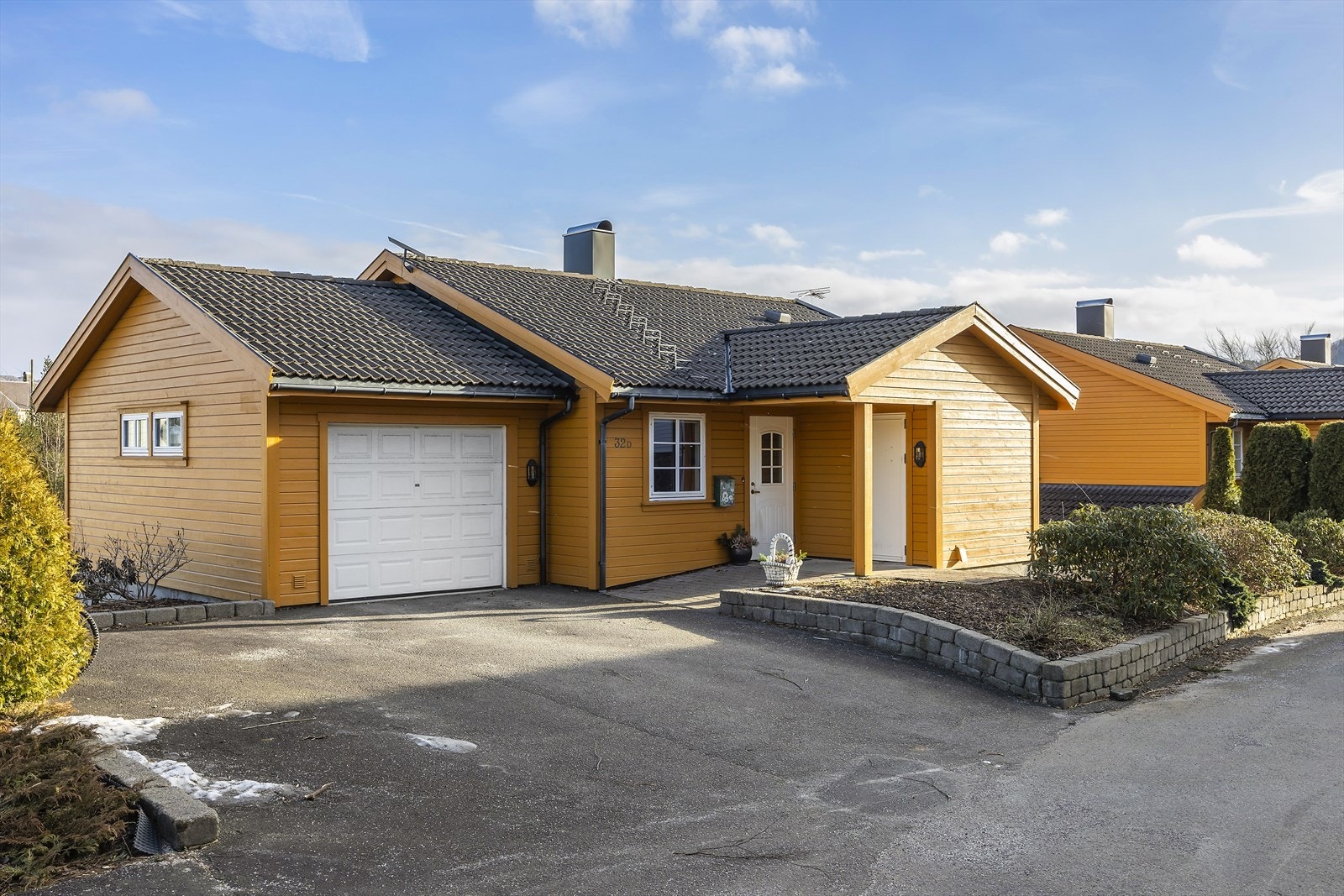 Grei plass til parkering j gårdsrom i tillegg til garasje. Galleribilde