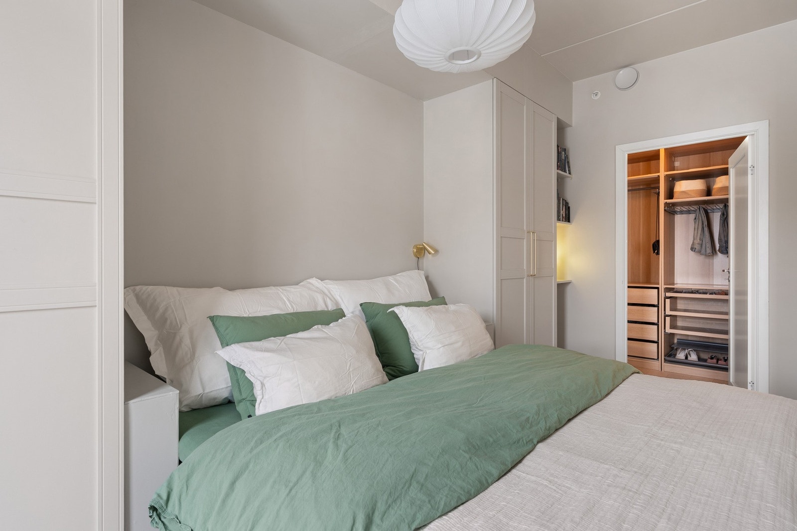 Det er plassbygd garderobeløsning med nattbord på hver side. Walk-in-closet for ekstra oppbevaring. Galleribilde