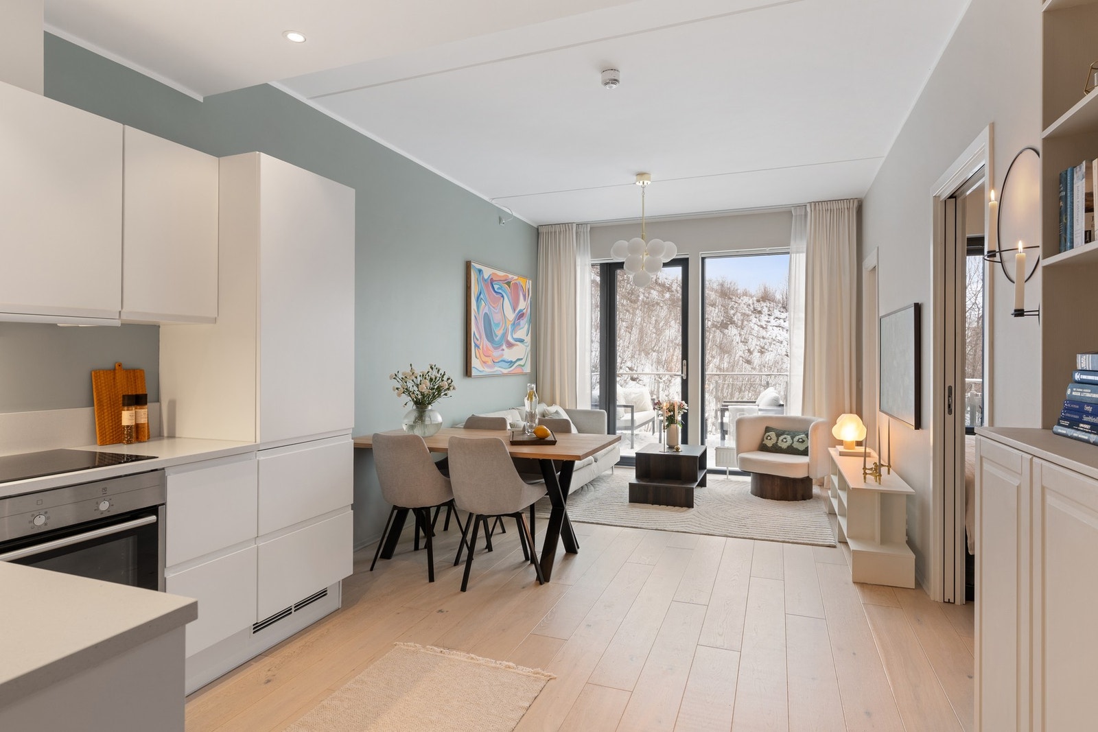 1-stavs eikeparkett er gjennomgående for hele leiligheten. Galleribilde