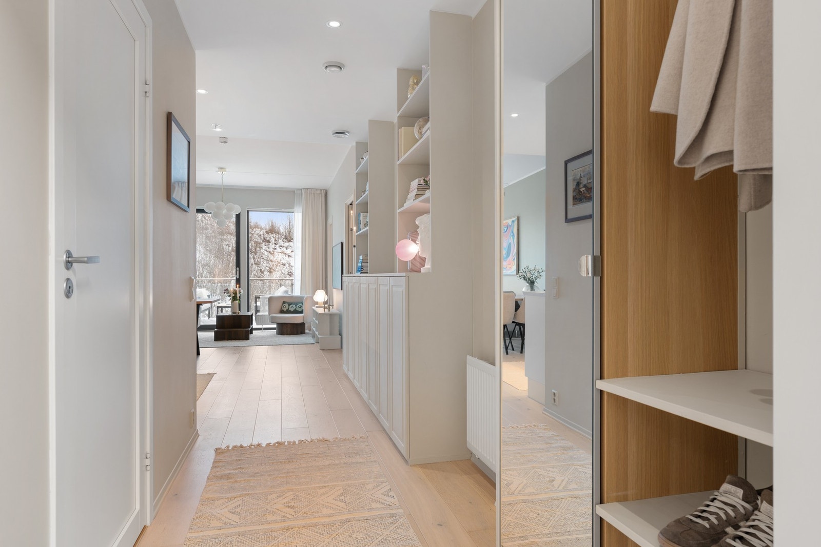 Det er heis i bygget, samt bod i kjeller. Det er mulighet for å leie p-plass i oppvarmet kjeller. Galleribilde