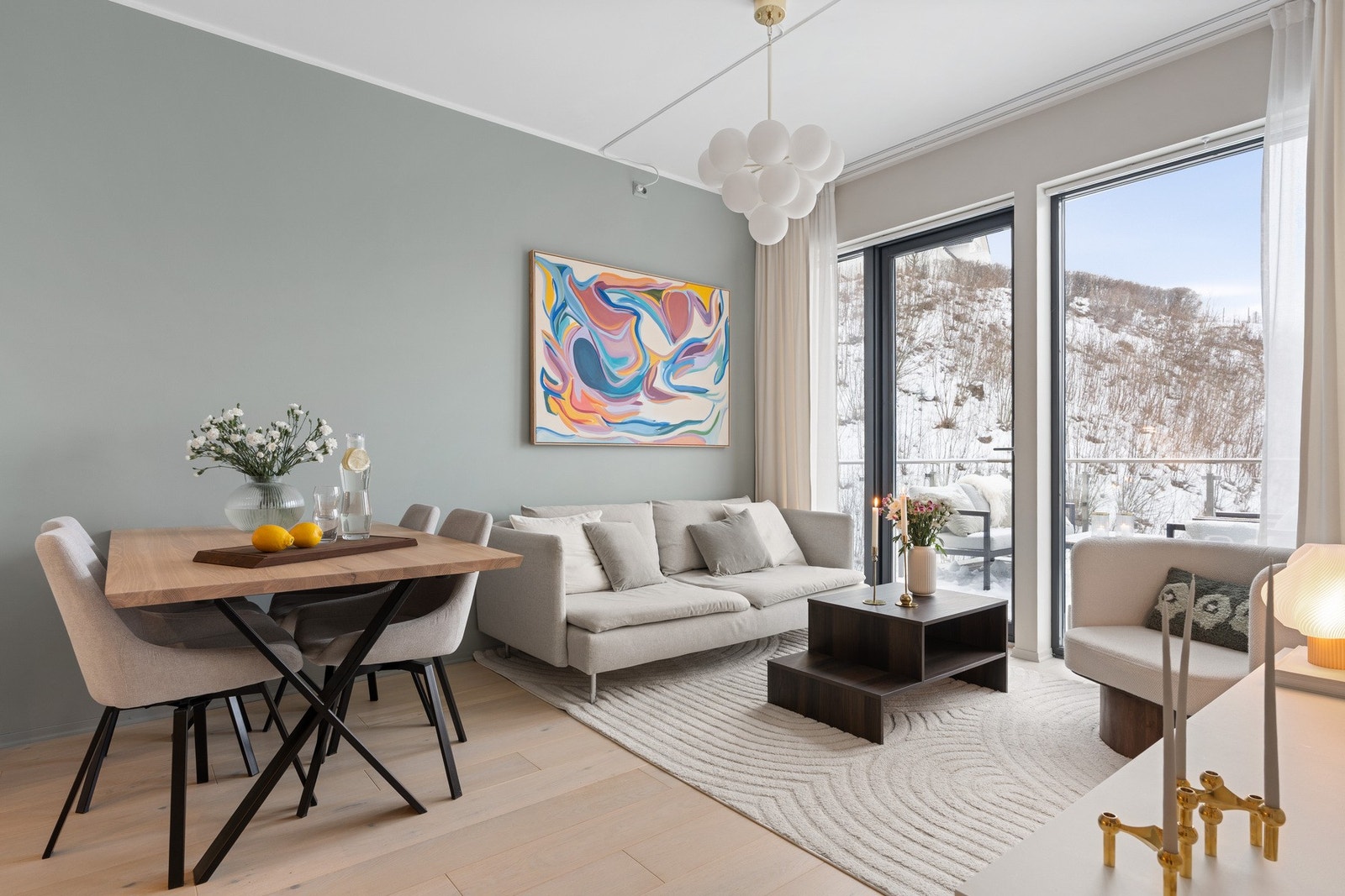 Stuen sammen med kjøkkenet strekker over 23 kvm. Bygget sto ferdigstilt i 2017 og nyter høy standard over materialvalgene. Galleribilde