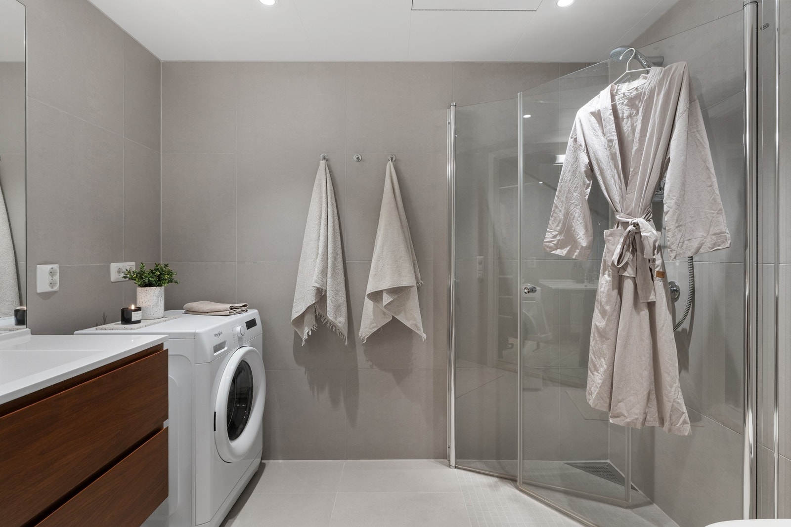 Delikat bad med JKE innredning. TG1. 60*60 fliser. Varme i gulv. Galleribilde