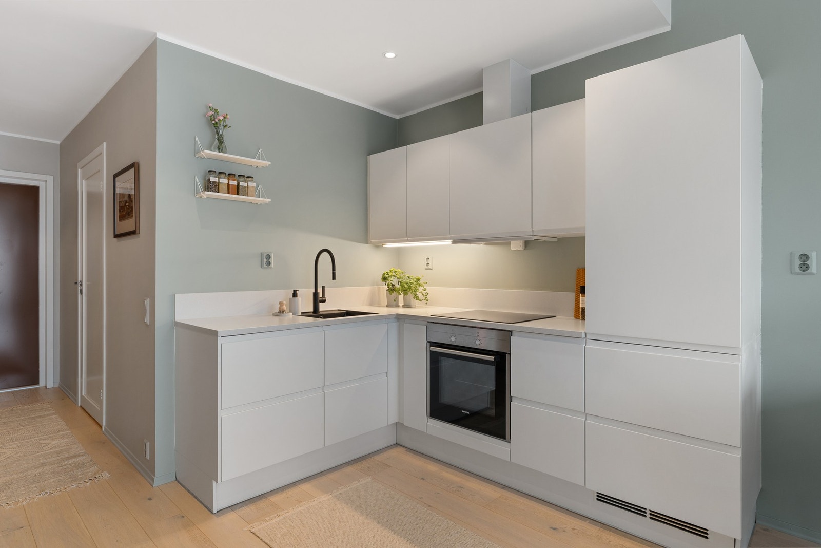 Påkostet JKE kjøkken med ny benkeplate og vask fra 2024. TG1. Galleribilde