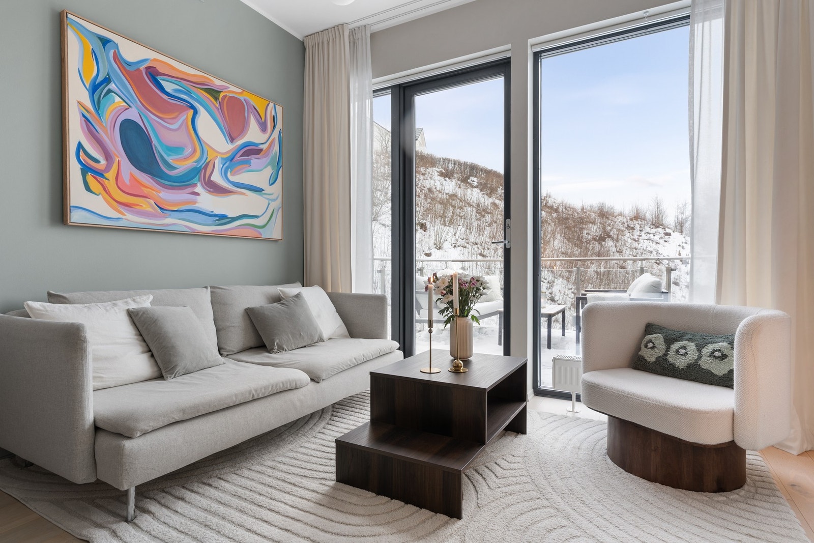 Takhøyde på 2,75, vannbåren varme og 3-lags isolerglass er noe av kvalitetene å nevne. Galleribilde