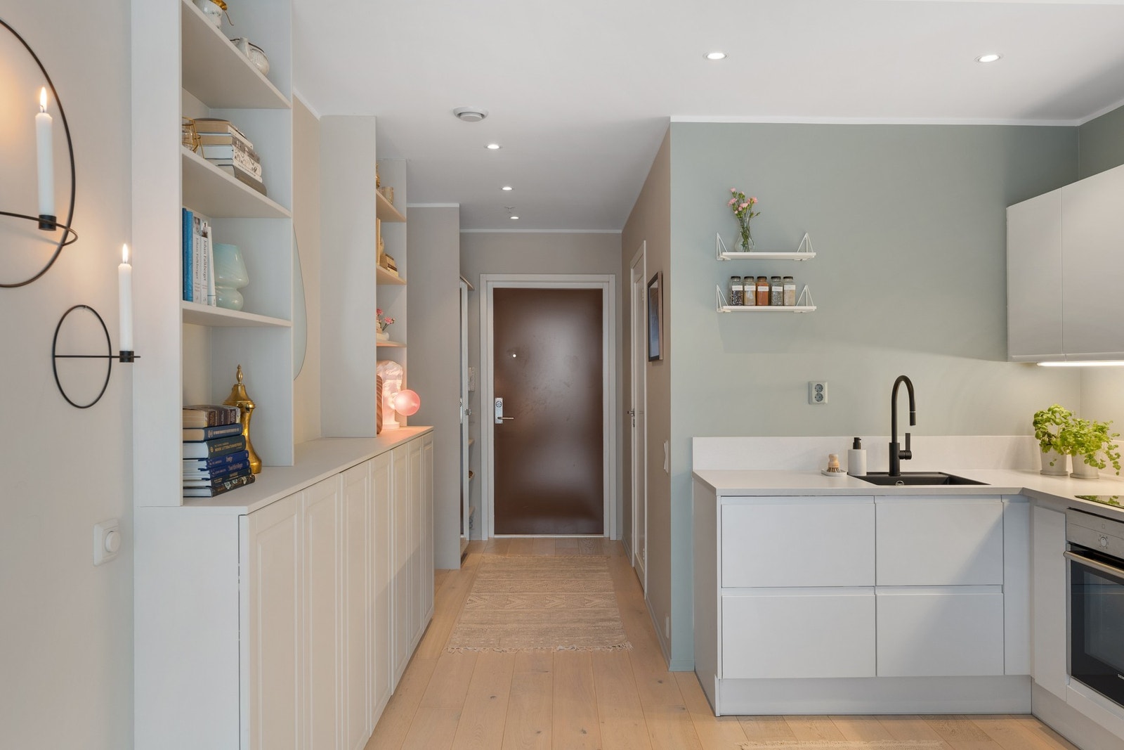 Til venstre er det laget en plassbygd skjenk/bokhylle som gir flere lagringsmuligheter. Galleribilde