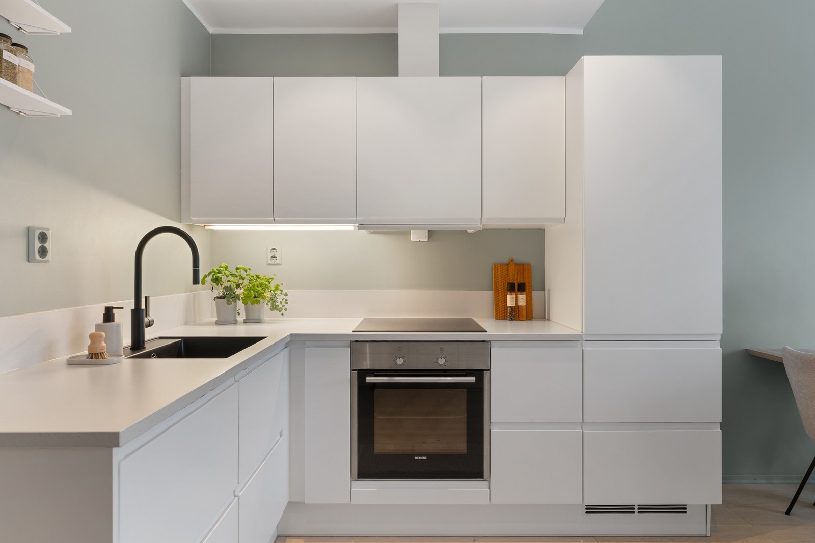 Hvitevarer fra simens, med kombi kjøl- og fryseskap. Mekanisk avtrekk. Galleribilde