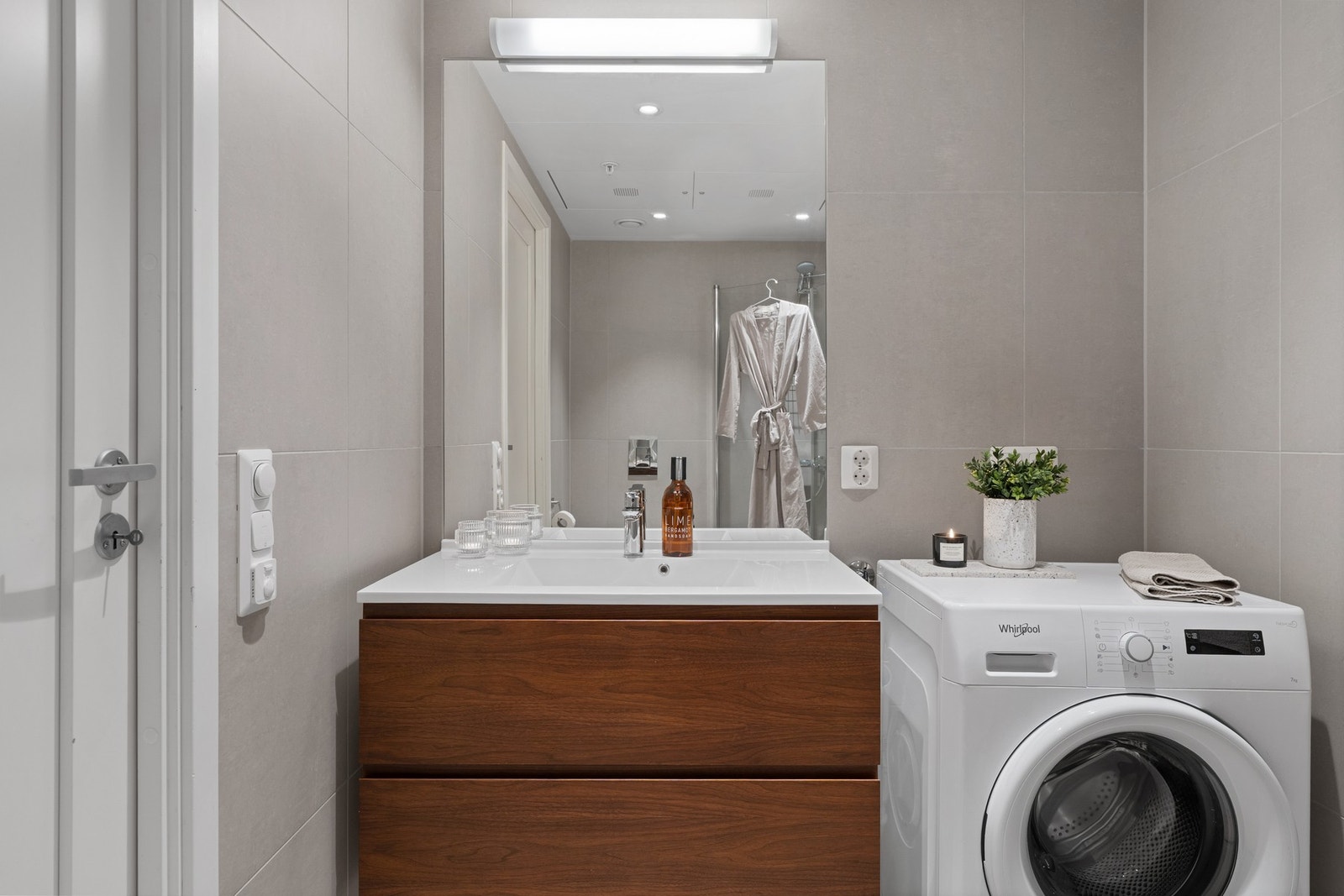 Praktisk størrelse på 4,5 kvm. Innredning med servant, opplegg for vaskemaskin og tørketrommel, dusj med innfellbare glassvegger og vegghengt klosett følger med. Galleribilde