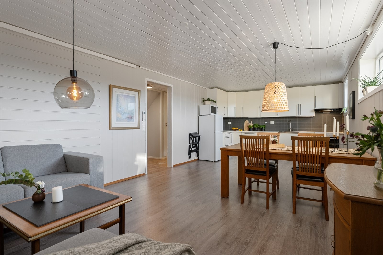 Kjeller: Kjøkken og kjellerstue med åpen løsning. - (deler av kjellerstue/kjøkken er oppført som bod på tegninger og er ikke bruksendret/omsøkt) Galleribilde