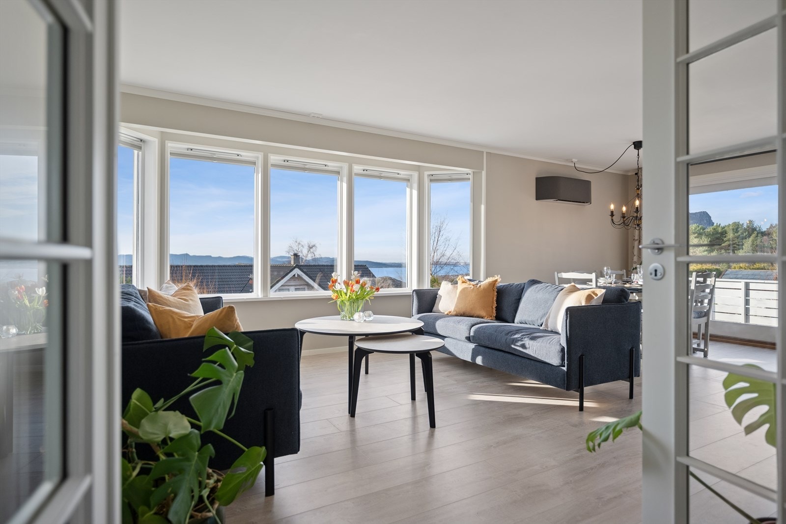 1. etg: Stue med mye naturlig lys. Galleribilde