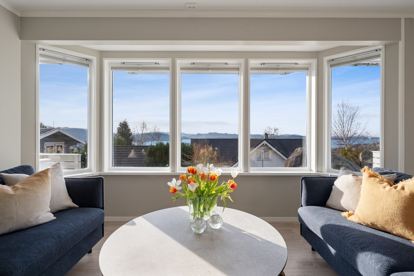 Enebolig over 3 plan, 3 fulle bad, stor garasje og utsikten over fjorden. Galleribilde