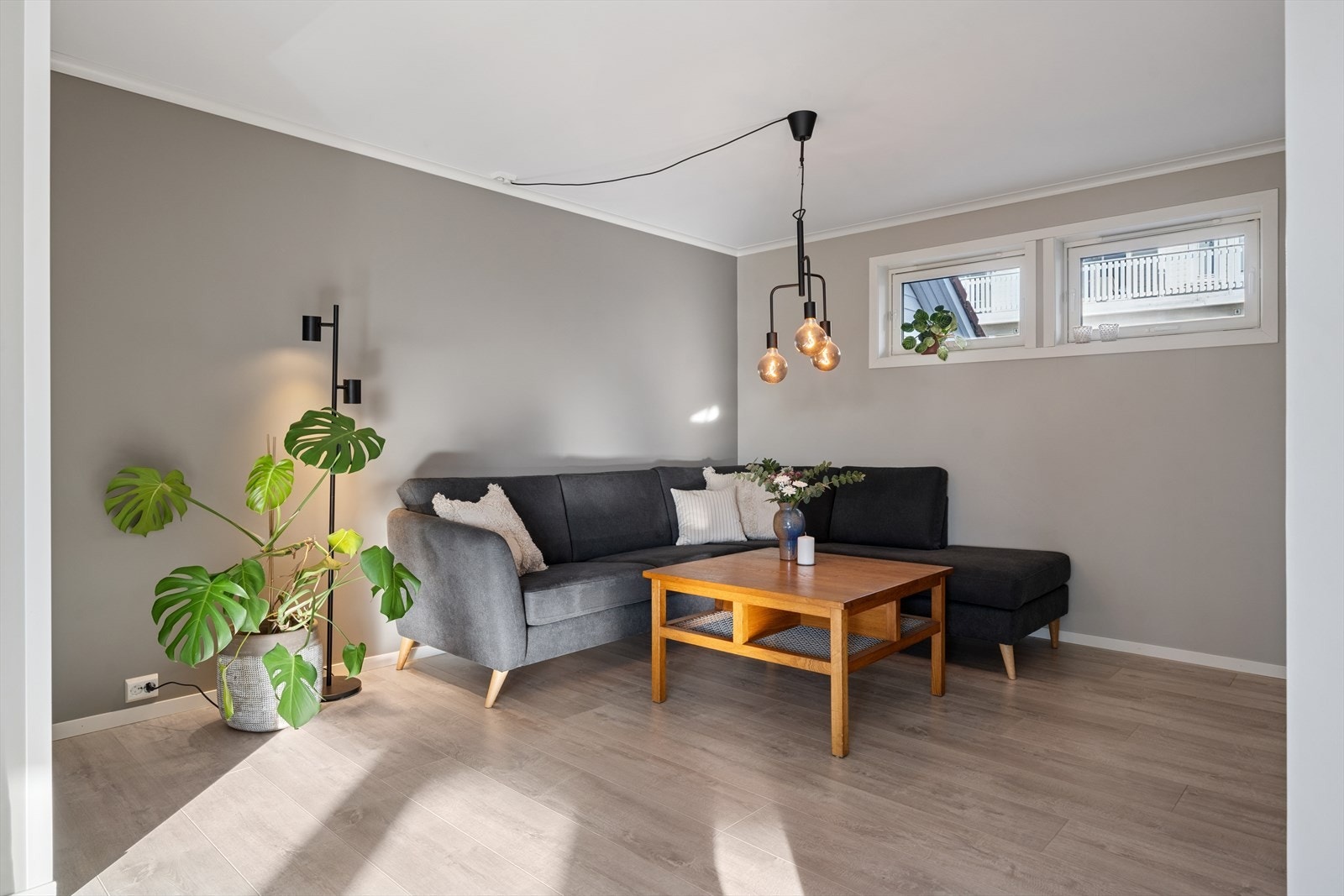 1. etg: Romslig tv-krok med plass til ønsket møblement. Galleribilde