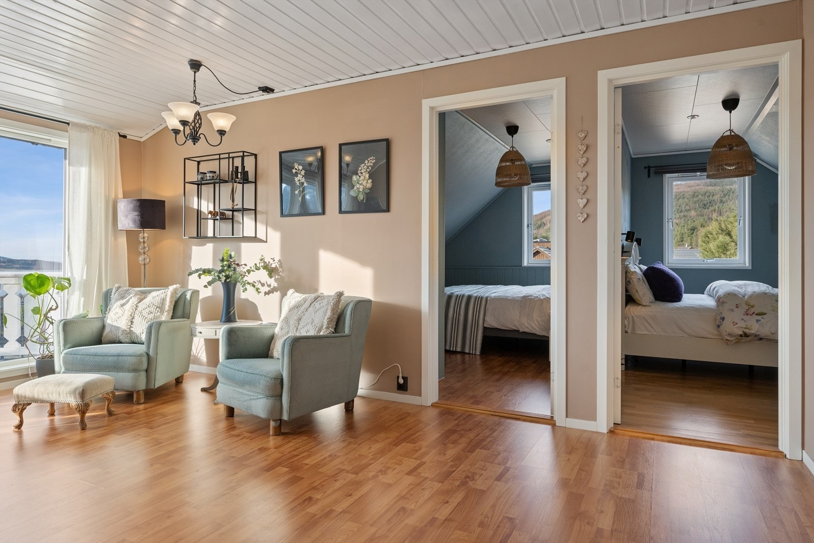 2. etg: I loftstuen finner man 3 soverom, bad 2 og bod med god plass til lagring. Galleribilde