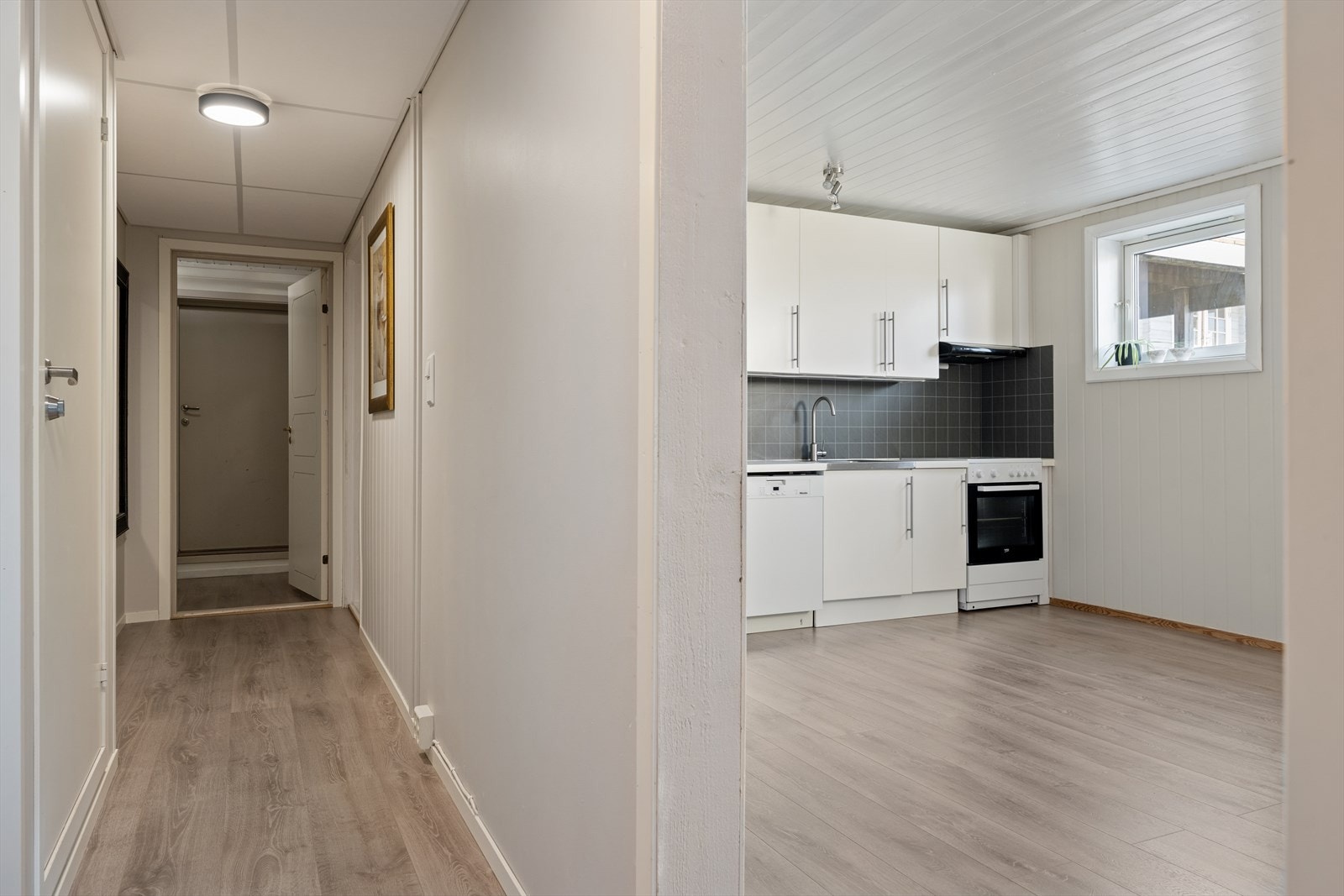 Kjeller: I kjelleren finner du romslig kjøkken og kjellerstue (deler av kjellerstue/kjøkken er oppført som bod på tegninger og er ikke bruksendret/omsøkt) Galleribilde