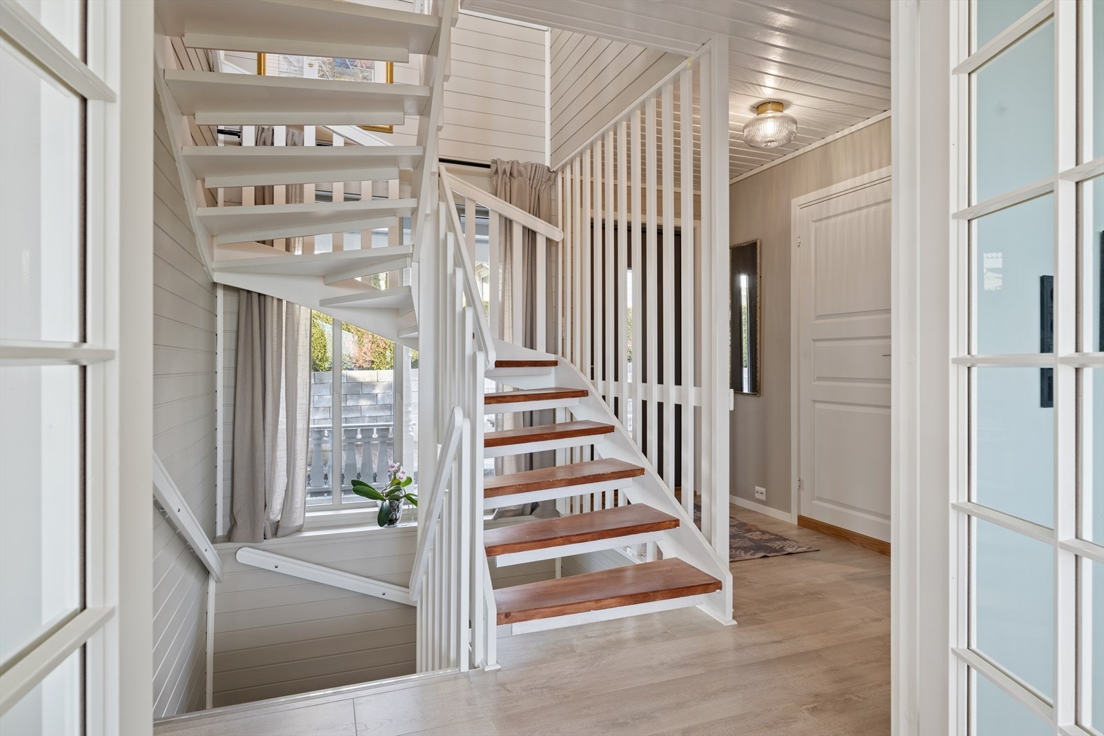 1. etg: Inngangspartiet møter deg med tidløse detaljer og naturlig lys. Galleribilde