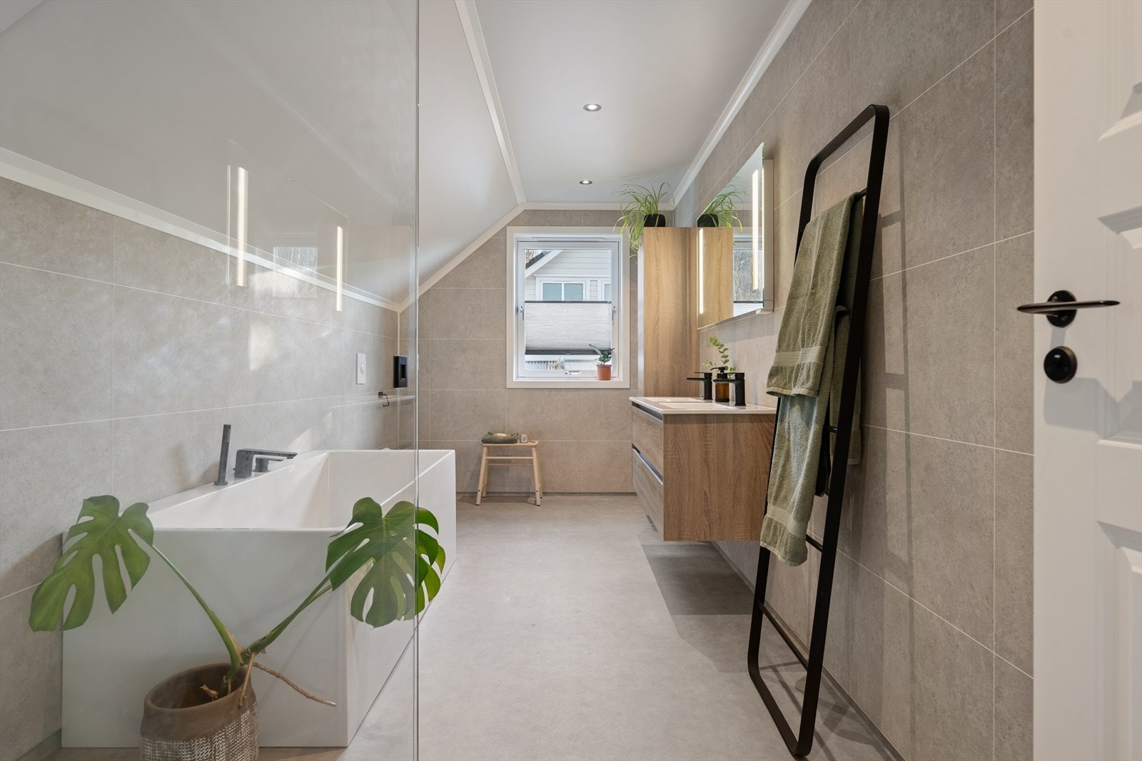 2. etg: Bad 2 fra 2022 med moderne design. Galleribilde