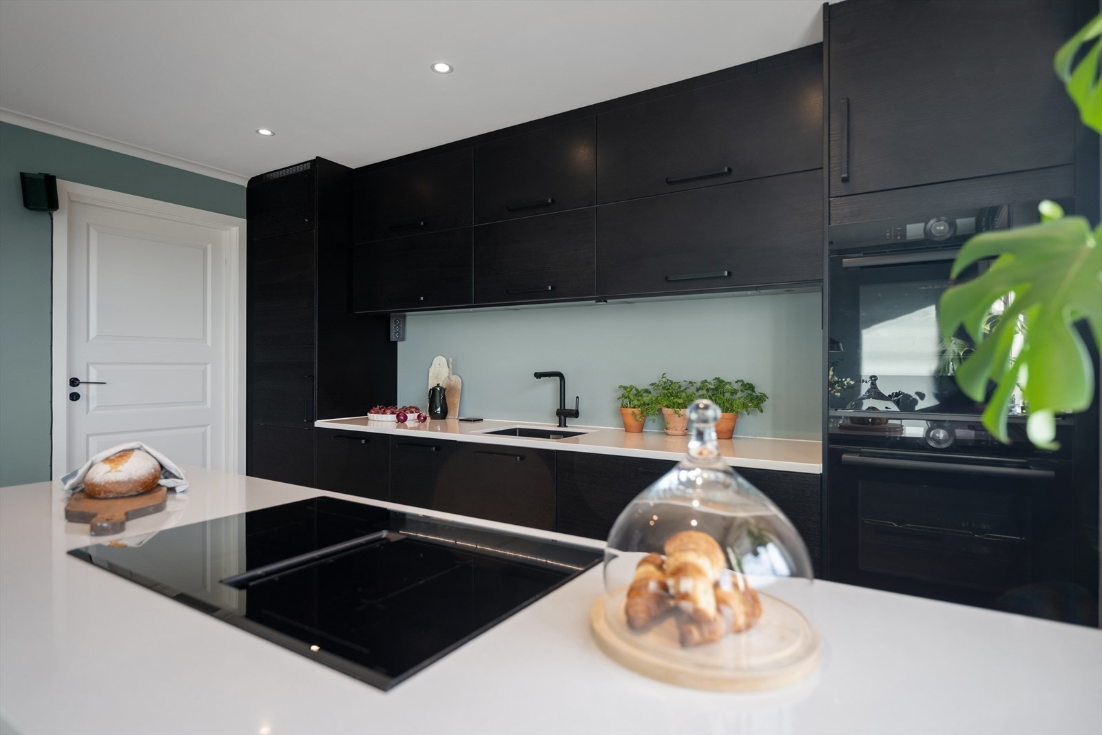 1.etg: Smart løsning med masse skapplass. Galleribilde