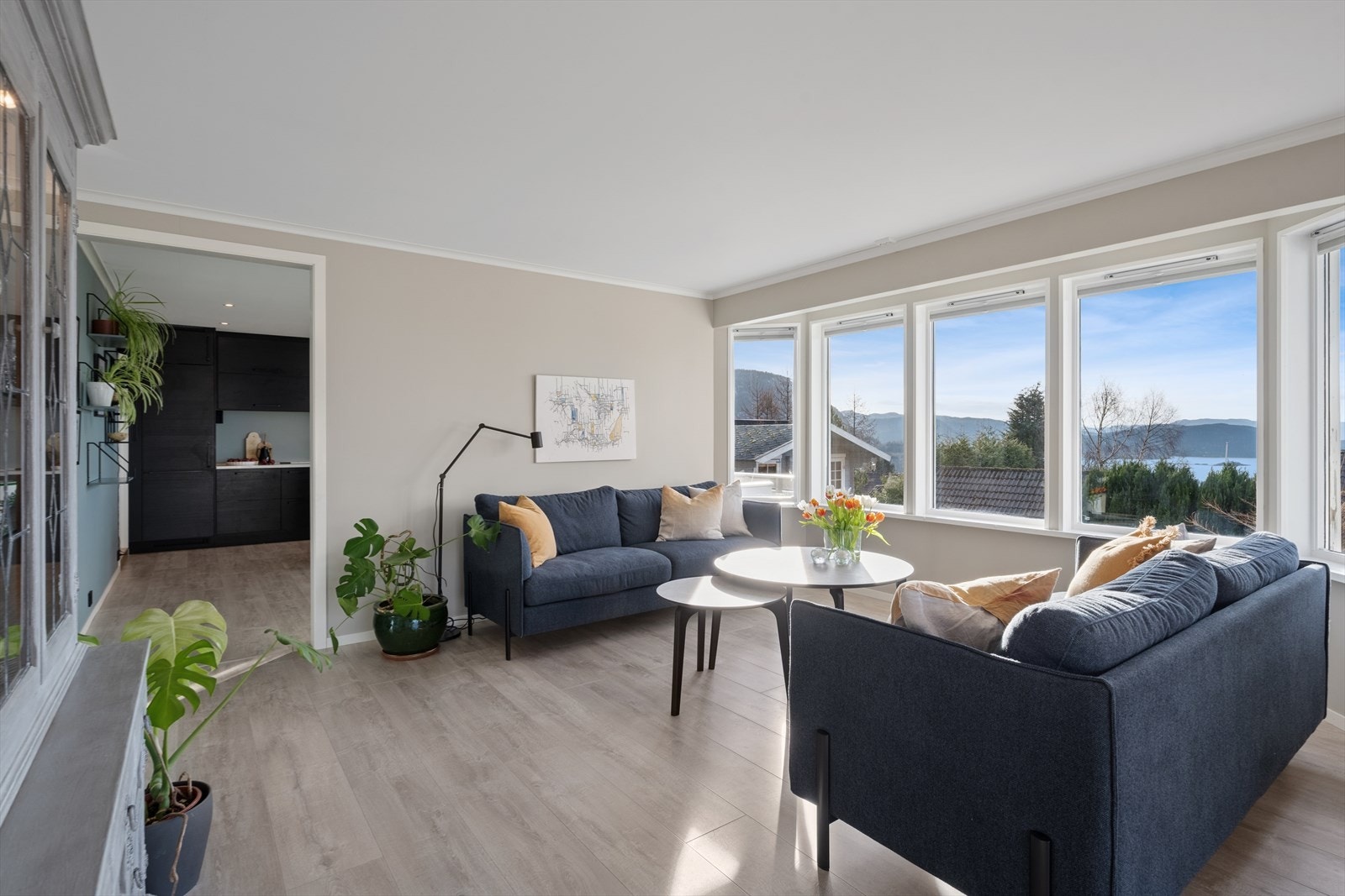 1.etg: Fra stuen går du sømløst inn til kjøkkenet. Galleribilde