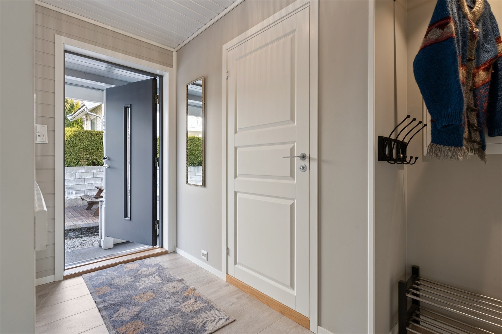 1. etg: Inngangsparti med plass til å henge fra seg. Galleribilde