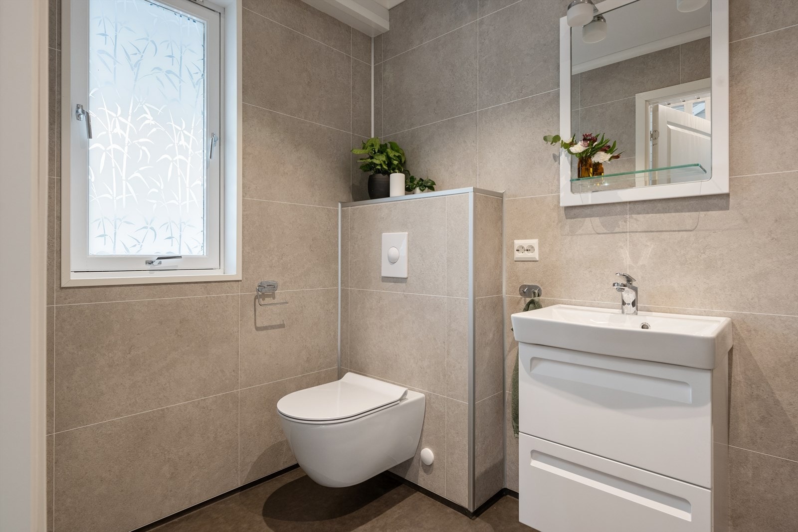 1.etg: Rett ved inngangen finner du det første av 3 fulle bad. Galleribilde