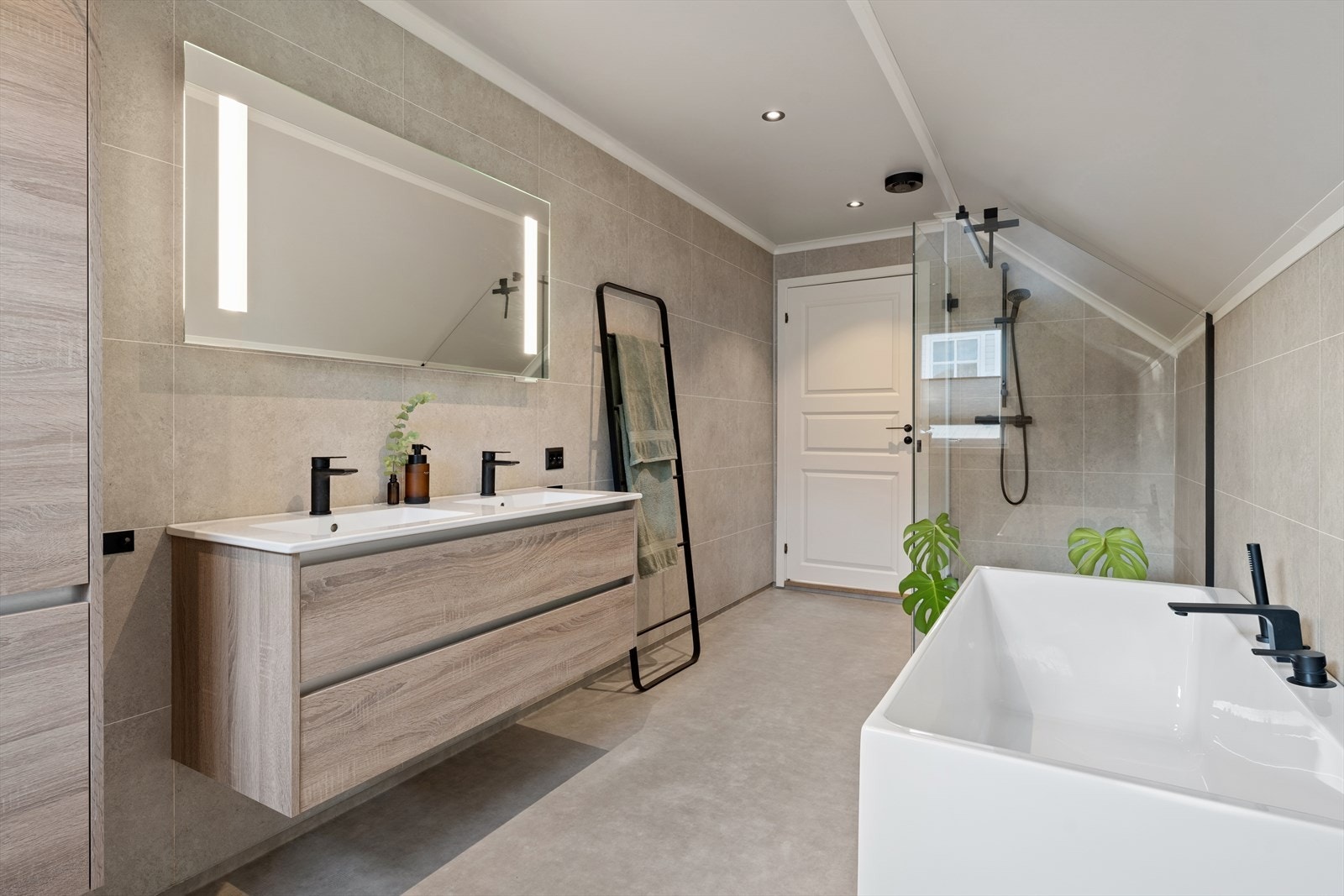 2. etg: Badet byr på god lagring, badekar og dusj. Galleribilde