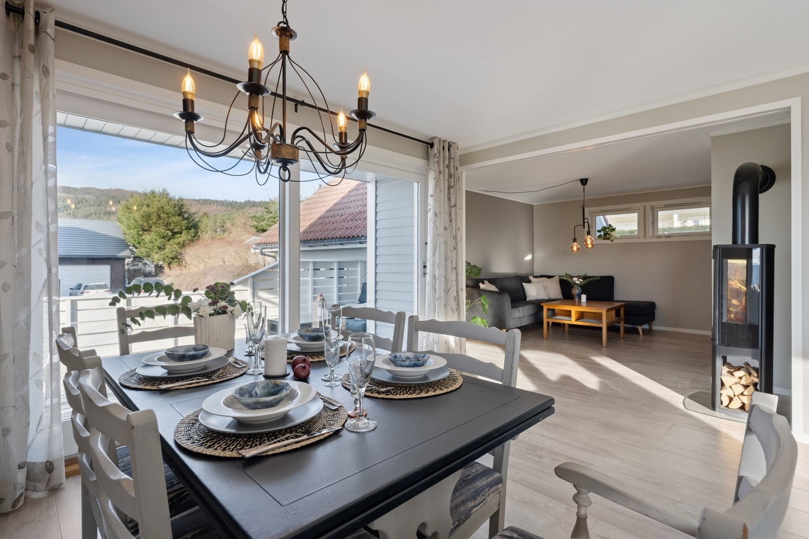 1. etg: Spiseareal med godt lysinnslipp og åpen følelse. Galleribilde