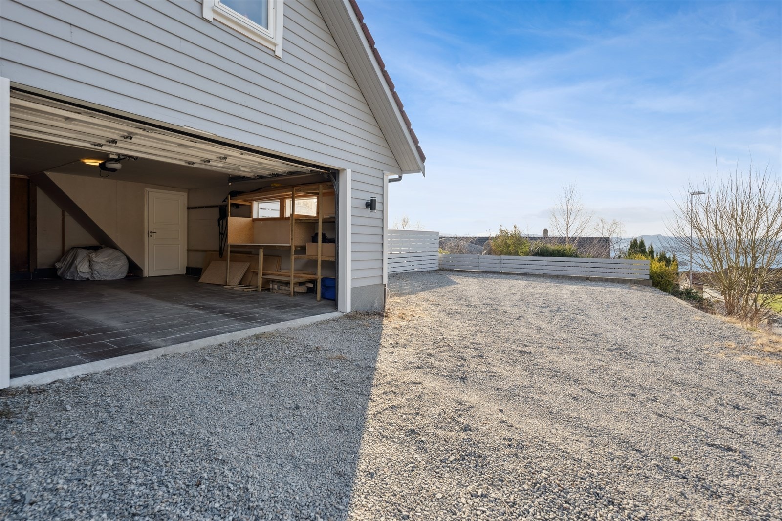 Med stor garasje og grusbelagt innkjørsel har du plass til store samlinger. Galleribilde