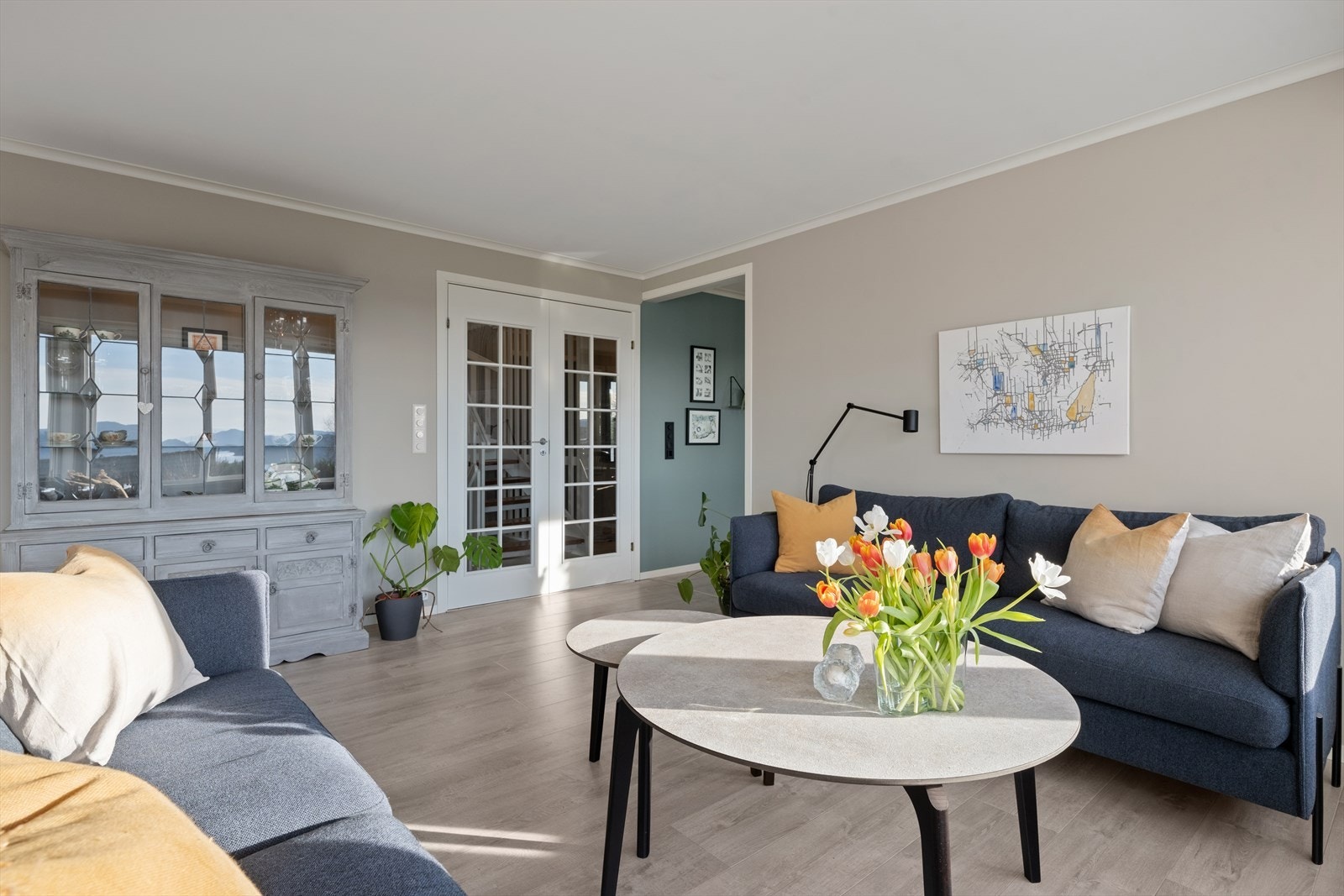 1. etg: Stuen er romslig med plass til sofagruppe, spisebord og tv-krok. Galleribilde