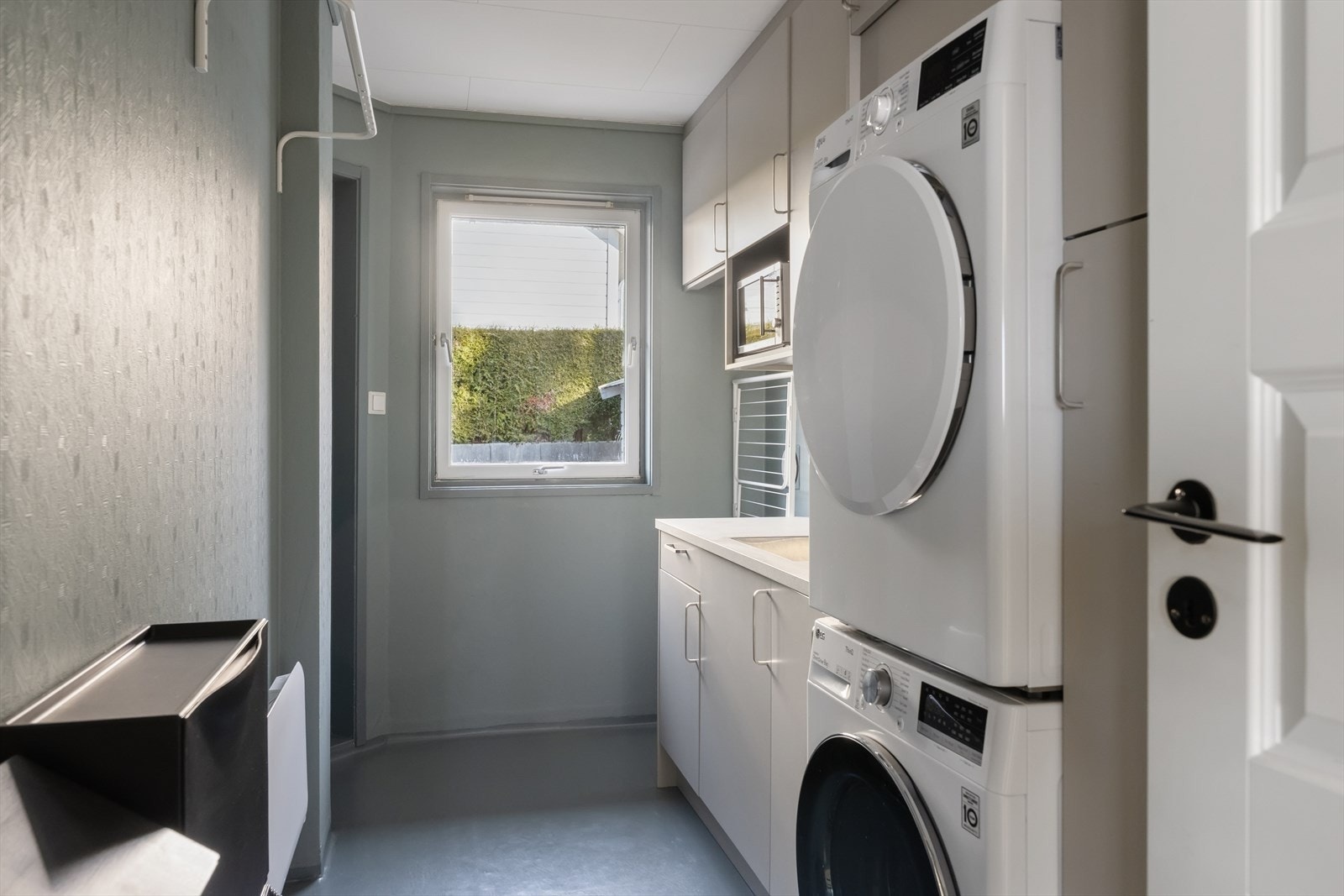 1. etg: Biinngang og vaskerom inn til kjøkkenet. Galleribilde