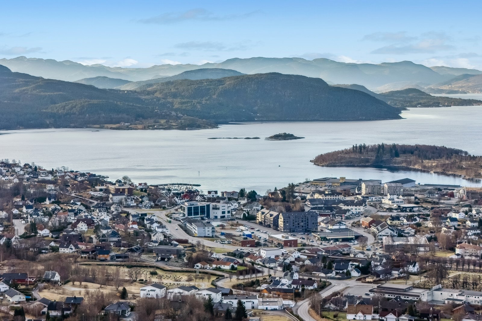 Nyt en kopp kaffe mens du skimter utover fjorden. Galleribilde