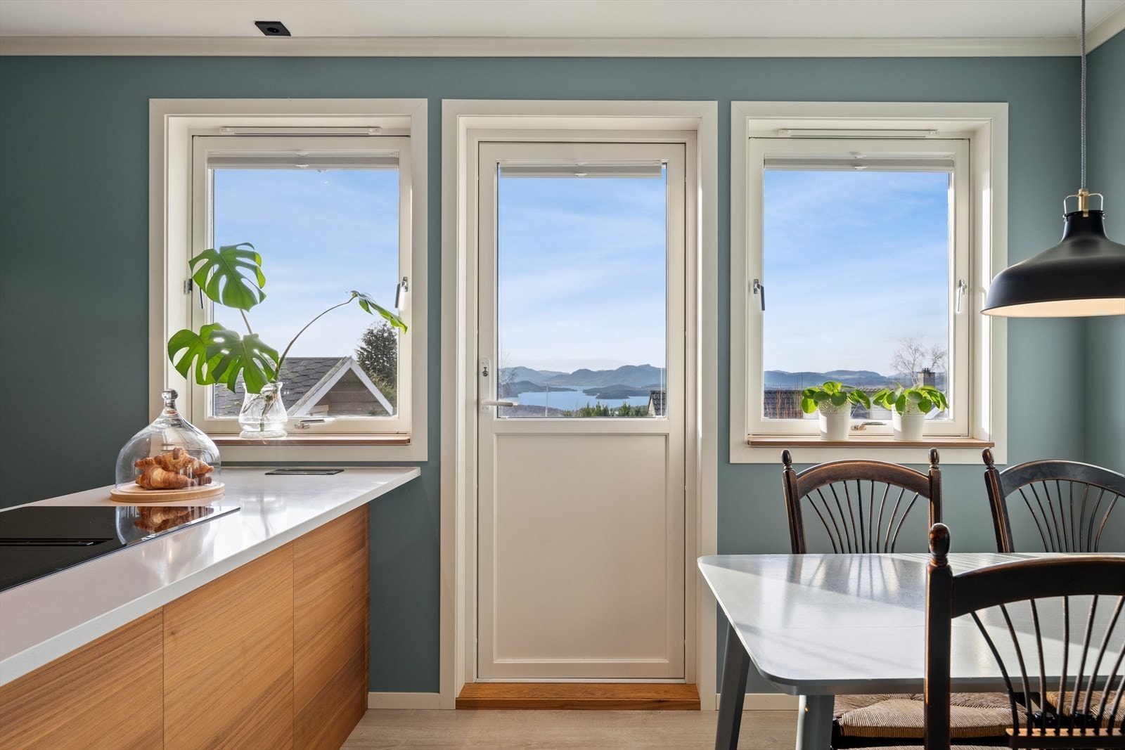 1.etg: Fra kjøkkenet har du utgang til terrasse og hageareal. Galleribilde