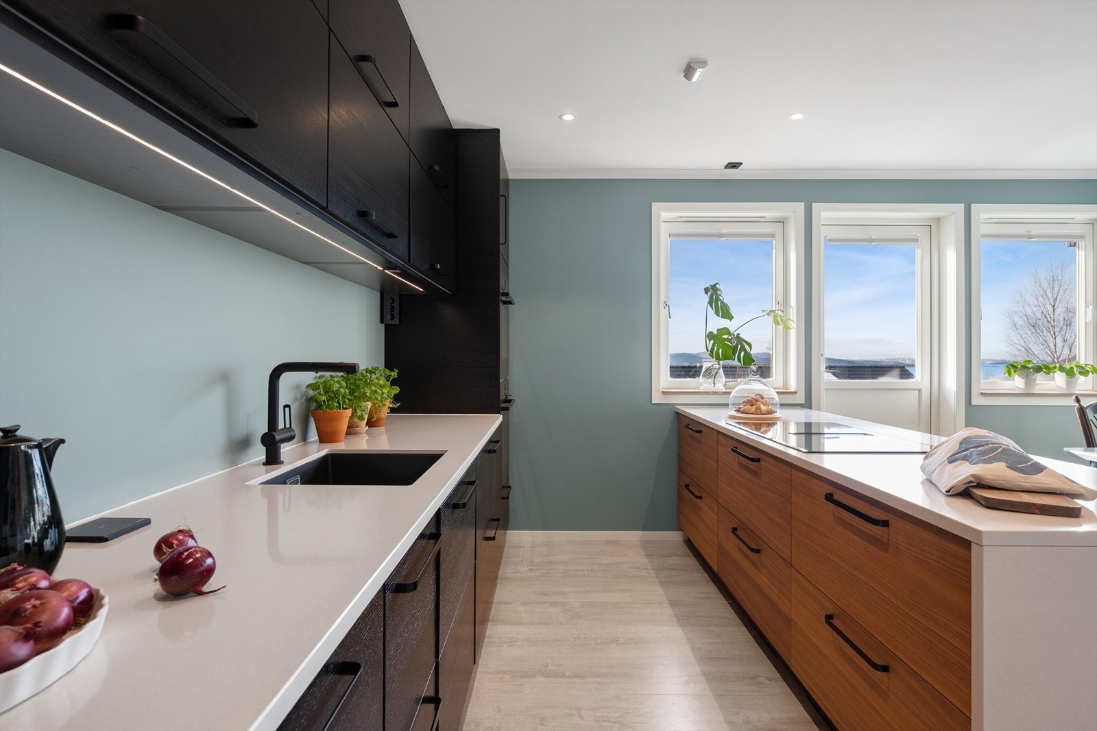 1.etg: Rikelig med benkareal - nyt utsikten mens du lager mat. Galleribilde